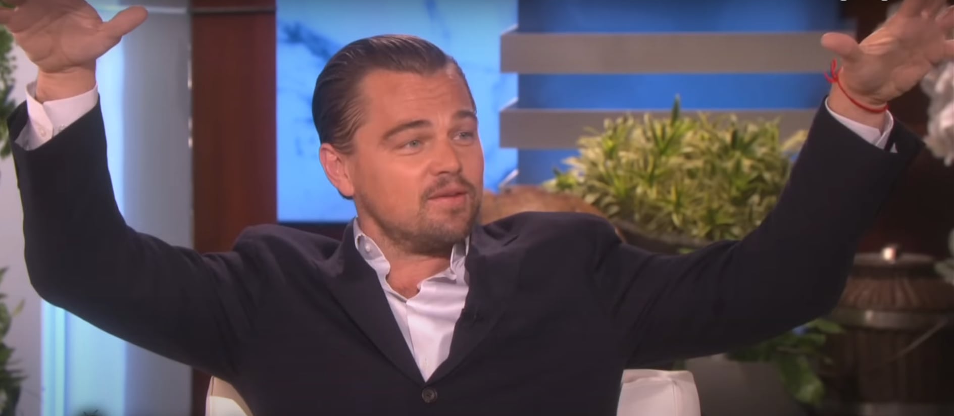 Leonardo DiCaprio mientras relataba cómo caía desde el paracaídas (Foto: Captura YouTube TheEllenShow)