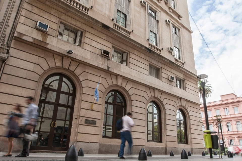 Un juez federal habilitó la feria para tratar una cautelar contra el DNU de Milei que reconfiguró la SIDE