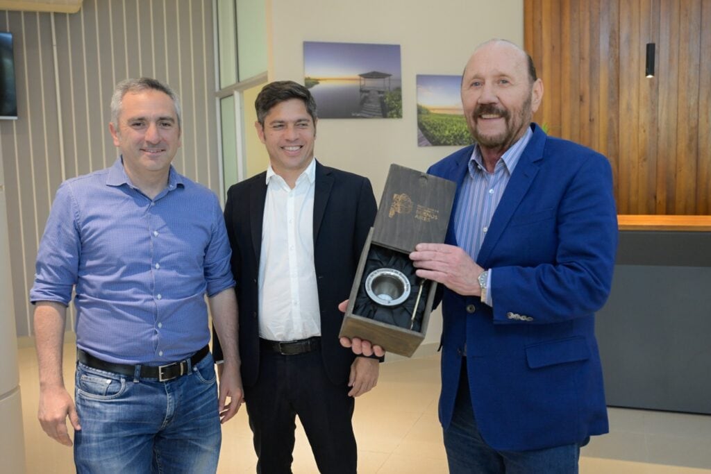 Junto a Insfrán, al que definió como “un maestro”, Kicillof acusó a Milei de abandonar a las provincias