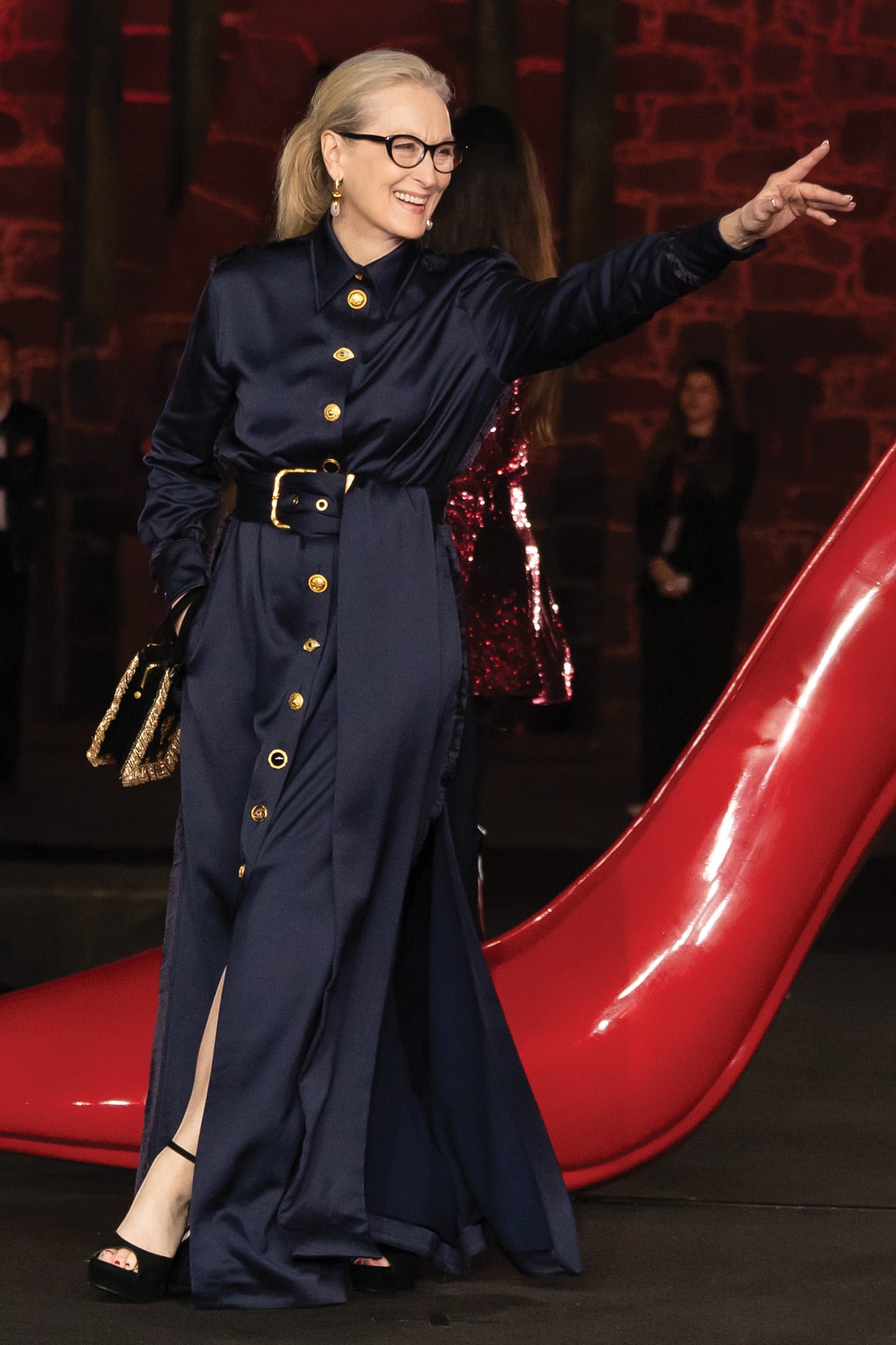 De la mano de su estilista
Micaela Erlanger, Meryl deslumbró
en México con un look de vestido
camisero azul noche con botones
dorados y cinturón ancho con gran
hebilla, cartera y joyas, todo de
Schiaparelli. Las sandalias son de
Sole Bliss