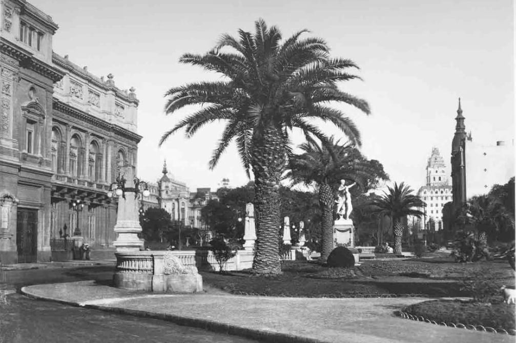 Imagen de 1920 de la plaza que, con el correr de los años, se transformó en una plaza de cemento