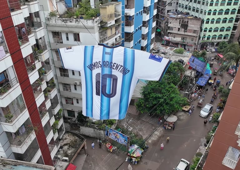 Una camiseta gigante de la selección argentina decora la capital (Foto: @topo)