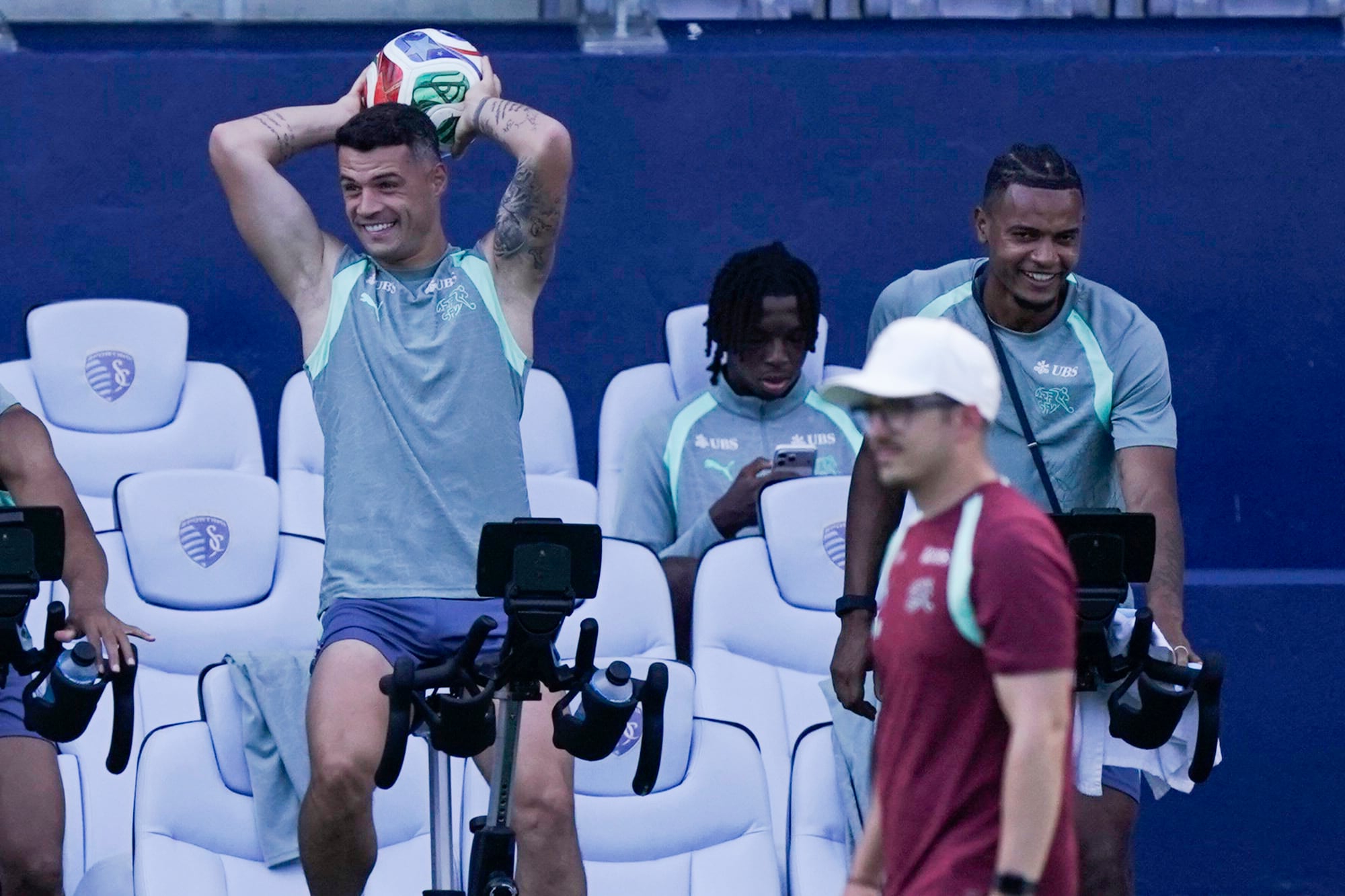 Xhaka, referente y capitán de Suiza, en el entrenamiento del jueves en el estadio del Sporting Kansas City