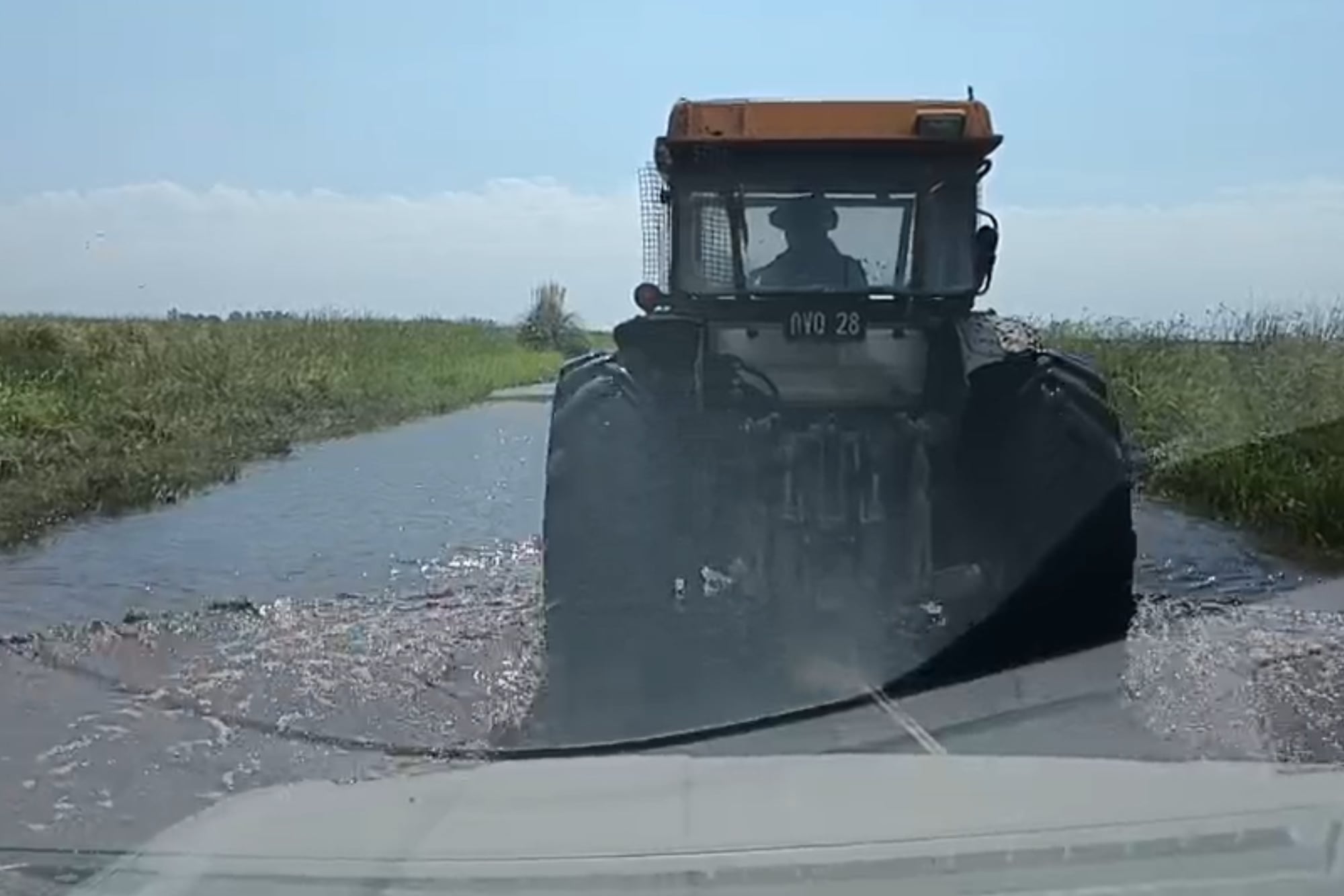 “Se hunde el barco y no hay botes”: vive aislada hace dos meses por las inundaciones y apunta contra un municipio