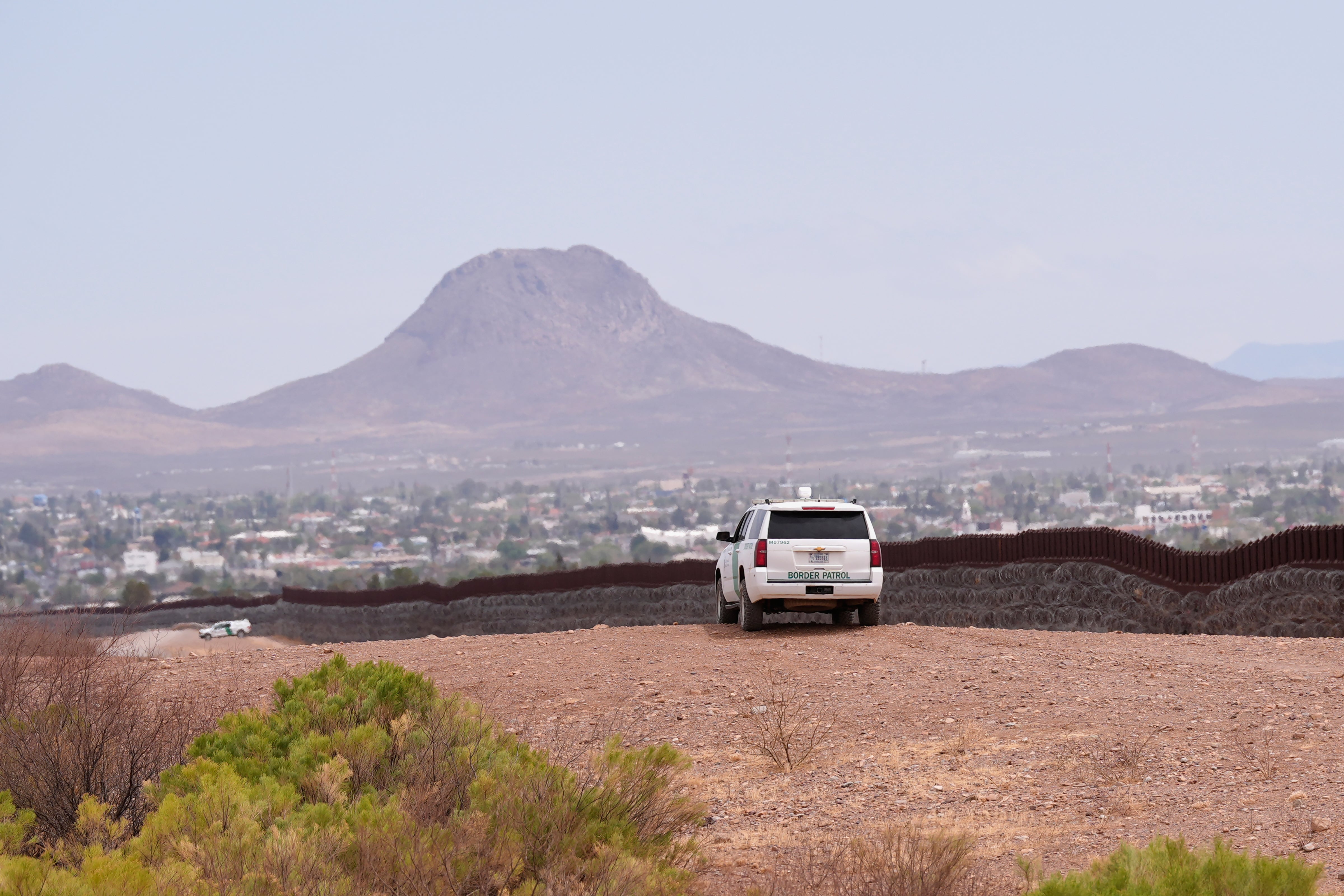 Un vehículo de la Patrulla Fronteriza circula a lo largo de la frontera entre Estados Unidos y México