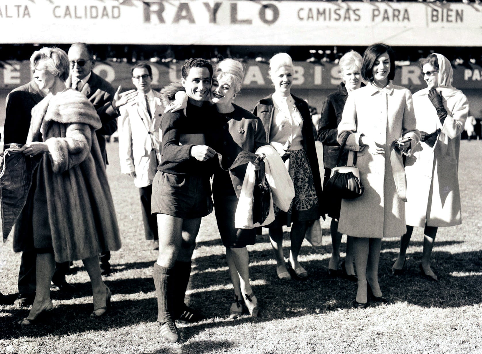 Murió José Sanfilippo, símbolo de San Lorenzo y uno de los grandes goleadores del fútbol argentino 8 Con la camiseta de Boca, en 1963, y una postal simpática: Sanfilippo, con el elenco de