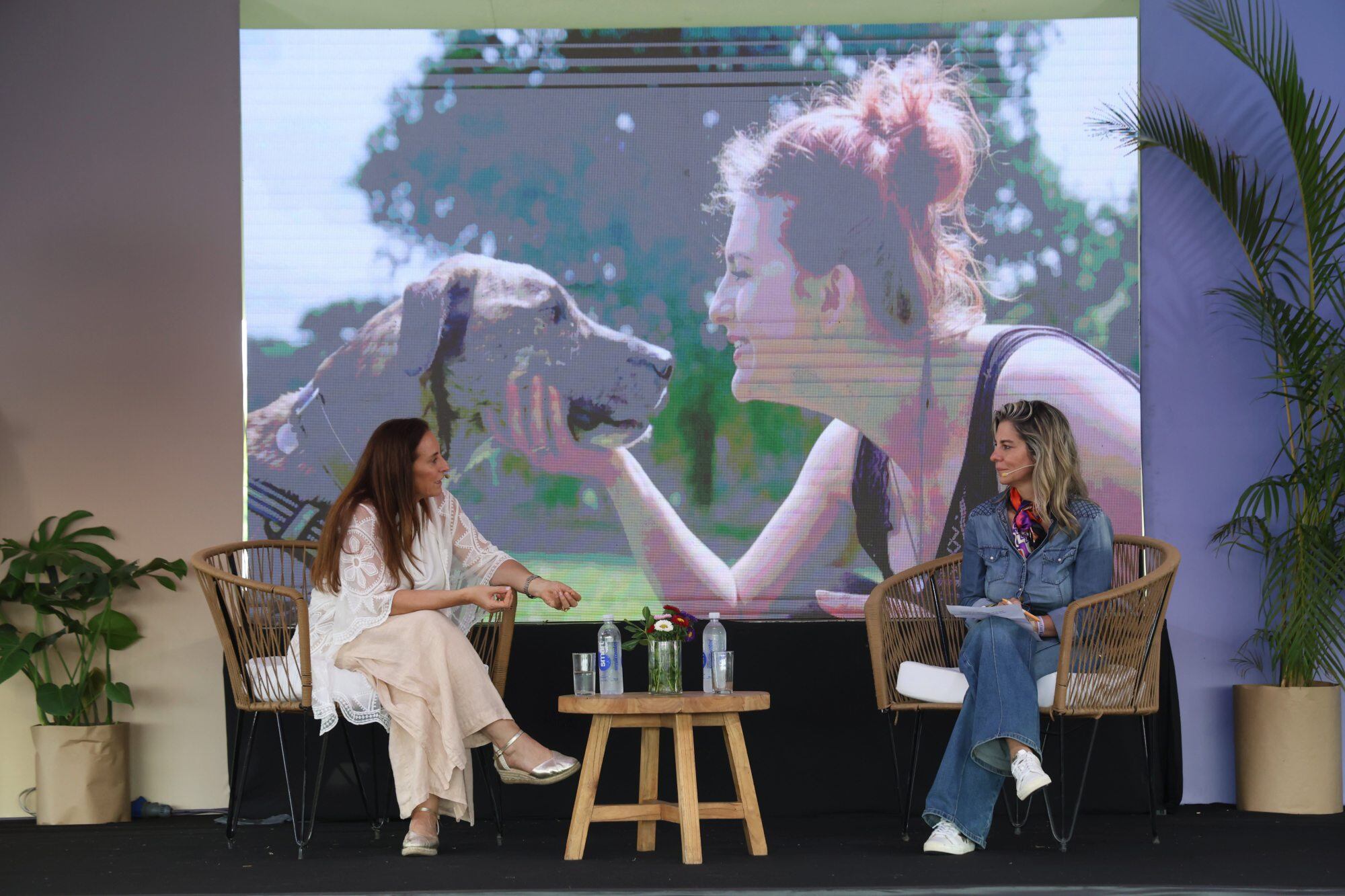 Carla Quiroga y Myriam Álvarez Iturre directora de Movistar en el taller