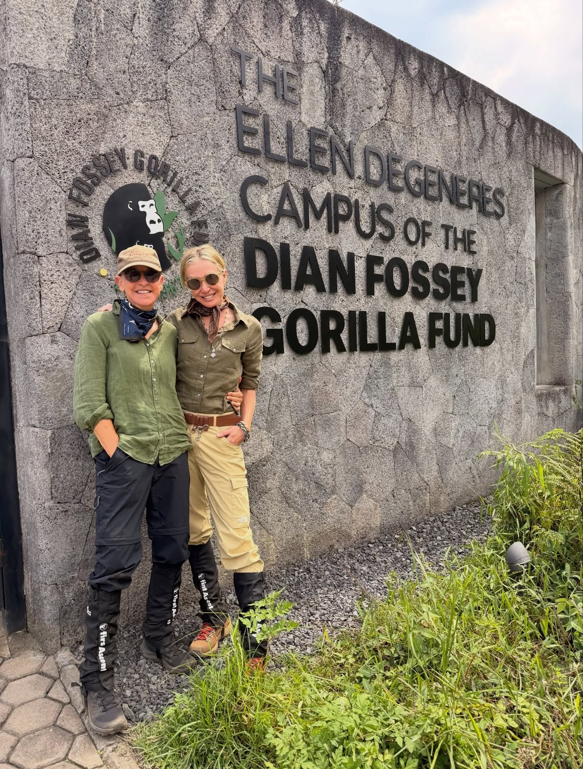 Portia de Rossi junto a Ellen DeGeneres en el ingreso al campo dedicado a la conservación de gorilas en Ruanda