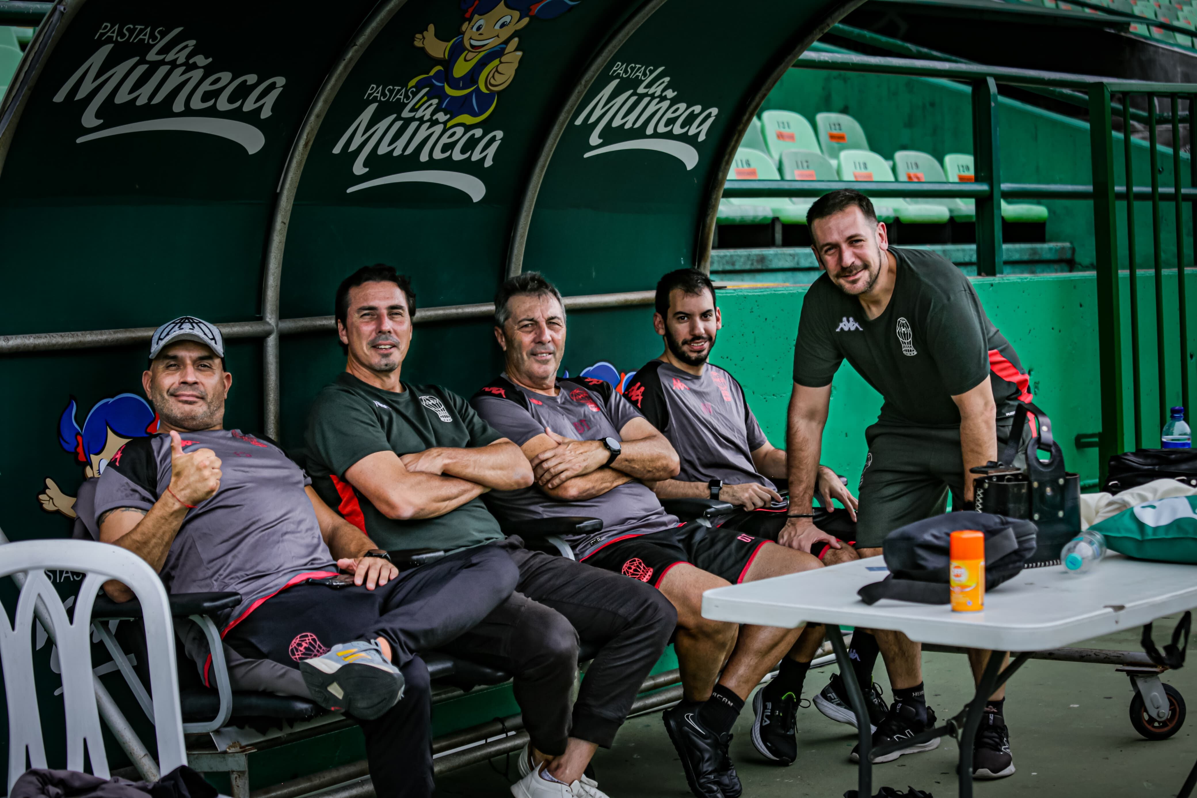 Daniel Vega, de remera verde, a su izquierda, Frank Kudelka. Ambos acompañados de su grupo de trabajo