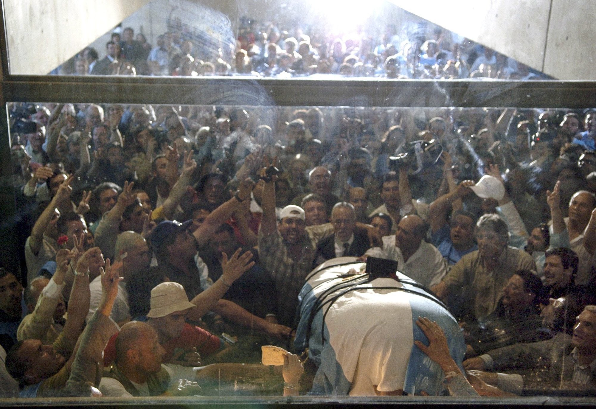 Martes 17 de octubre de 2006
En el DÌa de la Lealtad peronista
En la foto el mausoleo en el momento de la llegada de los restos de Juan Domingo Peron
El histÛrico traslado de los restos de Juan Domingo PerÛn al mausoleo de San Vicente quedÛ hoy marcado por la violencia. Militantes que esperaban la llegada del feretro a la quinta 17 de Octubre protagonizaron violentos incidentes que incluyeron disparos y dejaron 40 heridos.
Violentos incidentes arruinaron el homenaje a PerÛn en San Vicente
Uno de los agresores que estaba armado ya fue identificado y lo buscan para detenerlo, dijeron desde el Ministerio de Seguridad bonaerense a LANACION.com; por los serios enfrentamientos con piedras y palos hubo 40 heridos
17_10_06
FOTOS: MARIANA ARAUJO