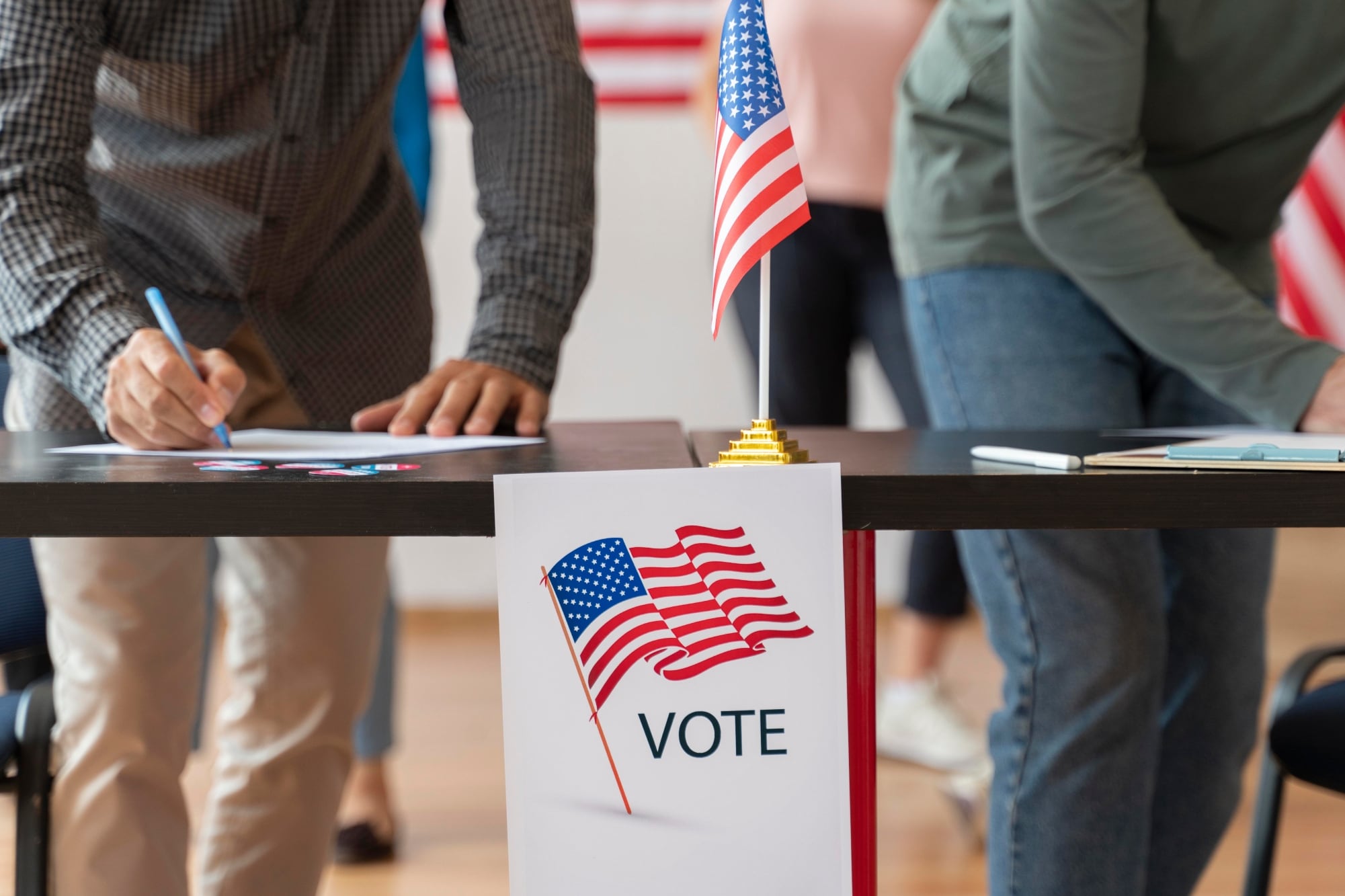 ¿Qué documentos necesito para votar en las elecciones de Nueva York 2025? 6 Los votantes que se registraron sin proveer un número de identificación válido o aquellos que sufragarán por primera vez deben presentar documentación adicional