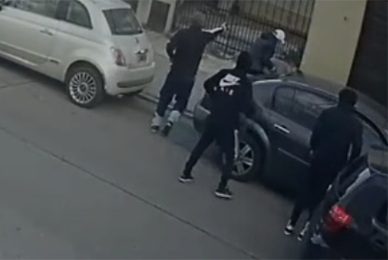A punta de pistola le robaron el auto, pero como no podían arrancar, le exigieron que explicara cómo se ponían los cambios