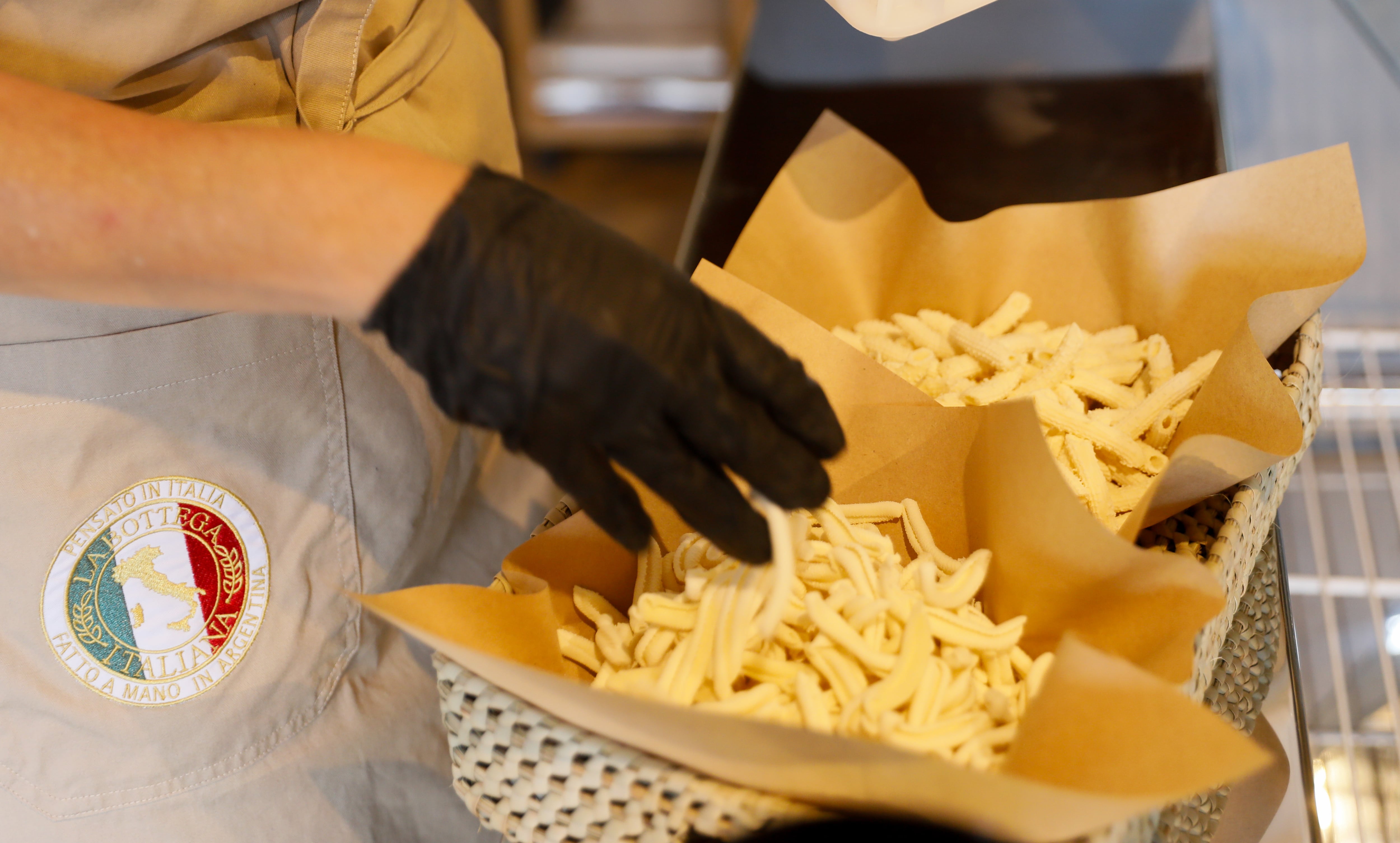 La pasta seca se hace con sémola, la particularidad es que pasa por un molde en bronce que le da una rugosidad que la distingue