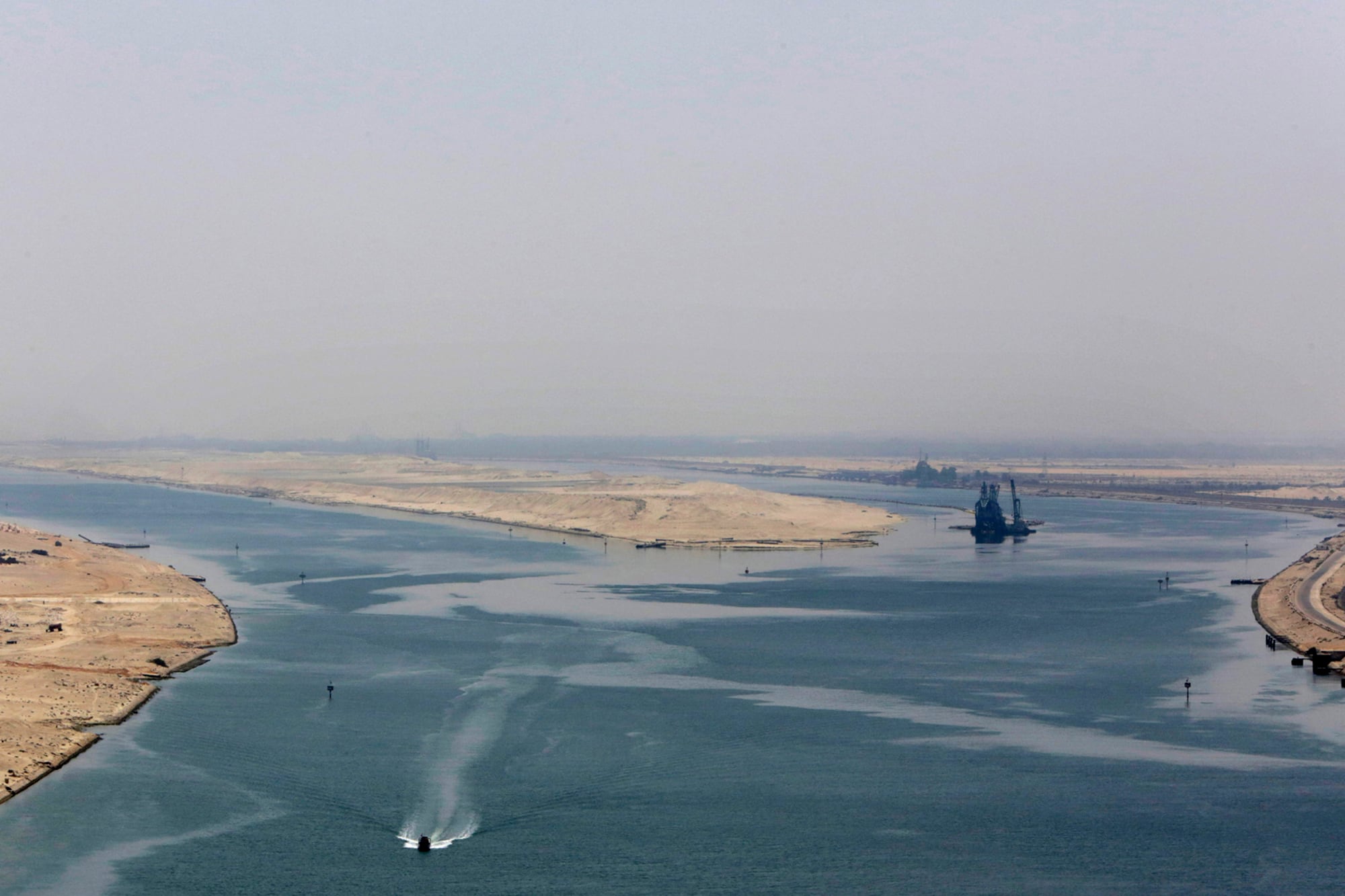 ARCHIVO - Una lancha militar vigila la entrada a una nueva sección del canal de Suez en Ismailia, Egipto