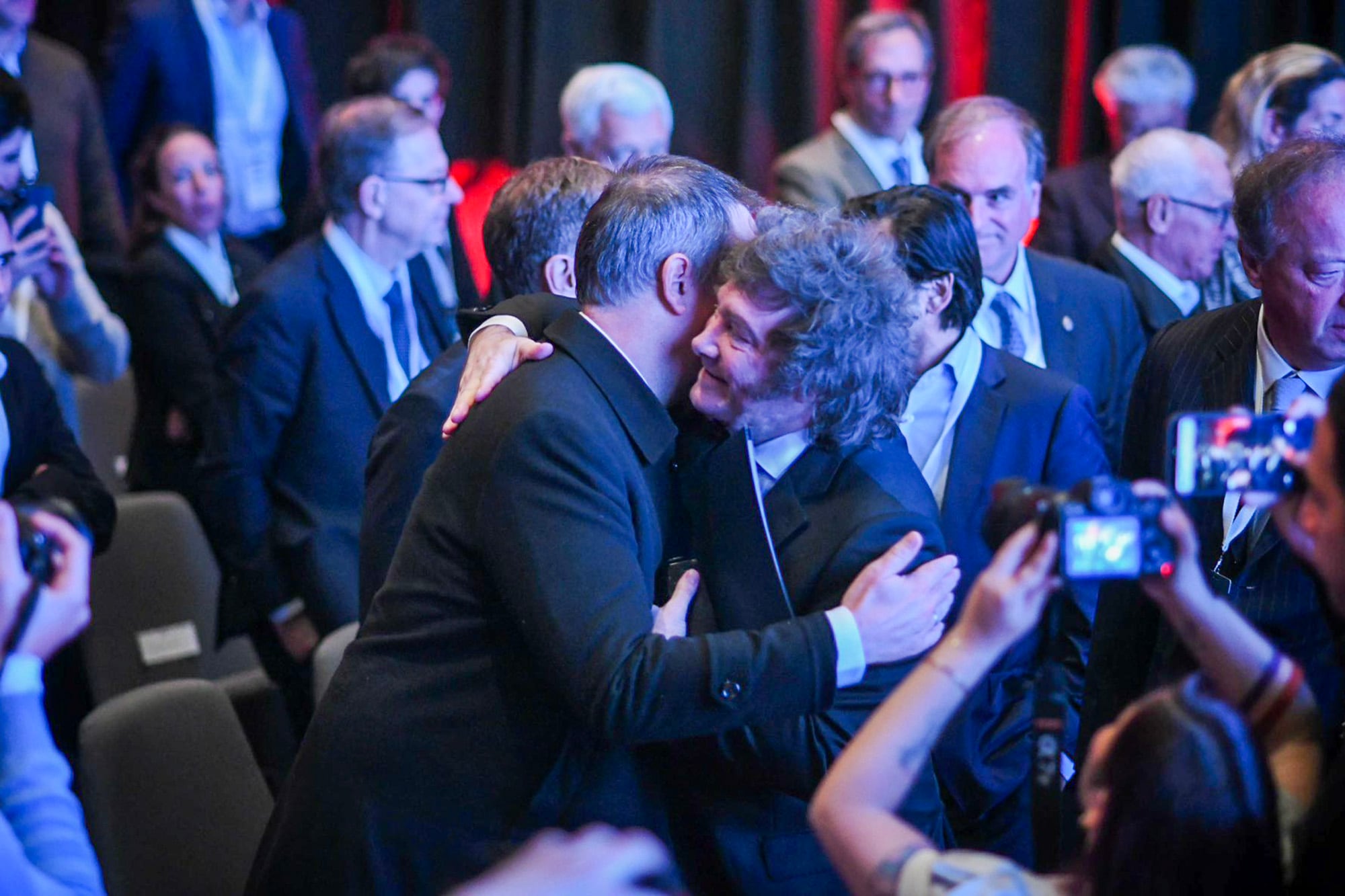 Manuel Adorni y Javier Milei, el martes pasado, en el Malba, donde el Presidente expuso en un encuentro de banqueros y economistas