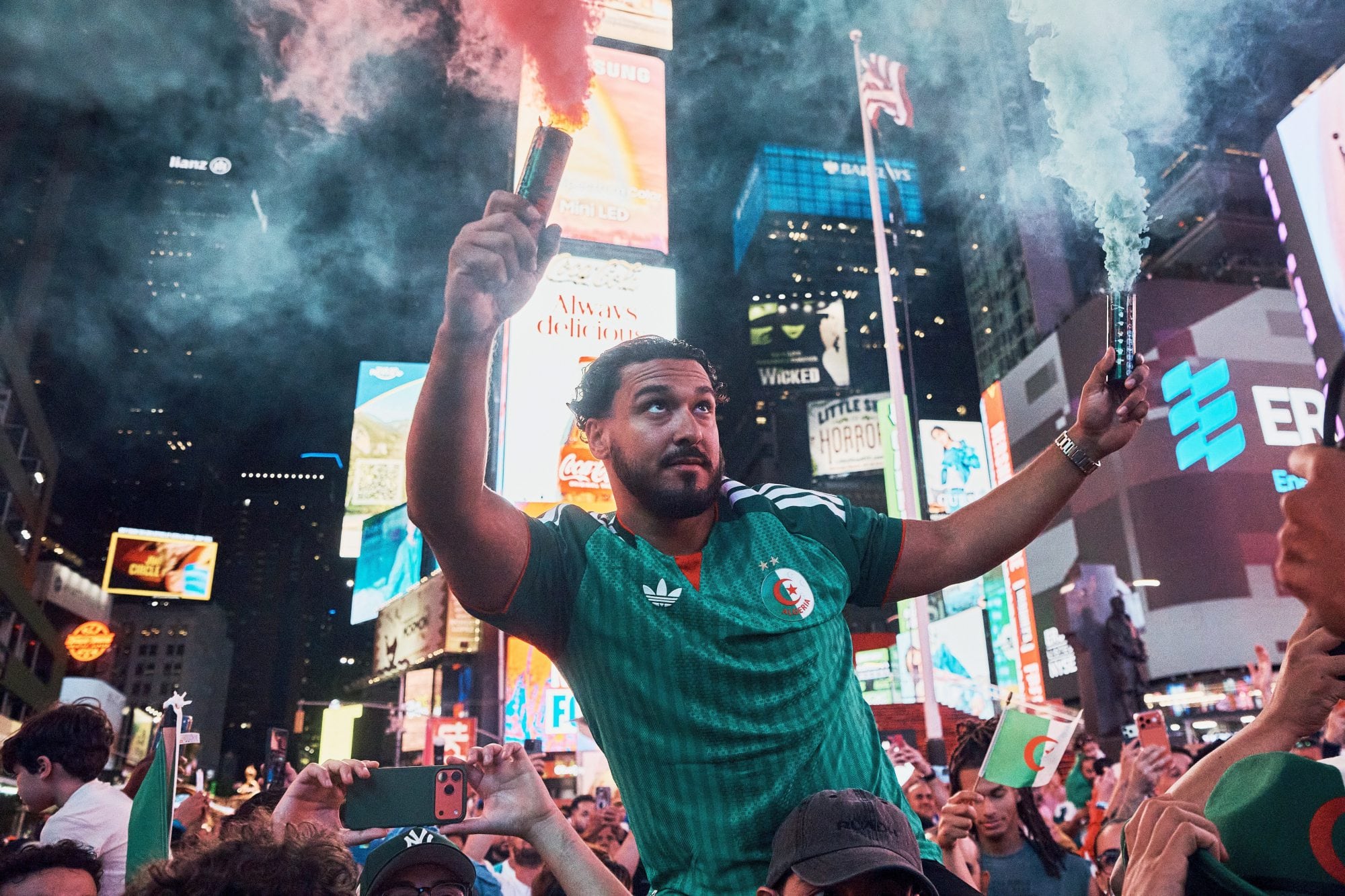 Hinchas argelinos con bengalas en Tima Square