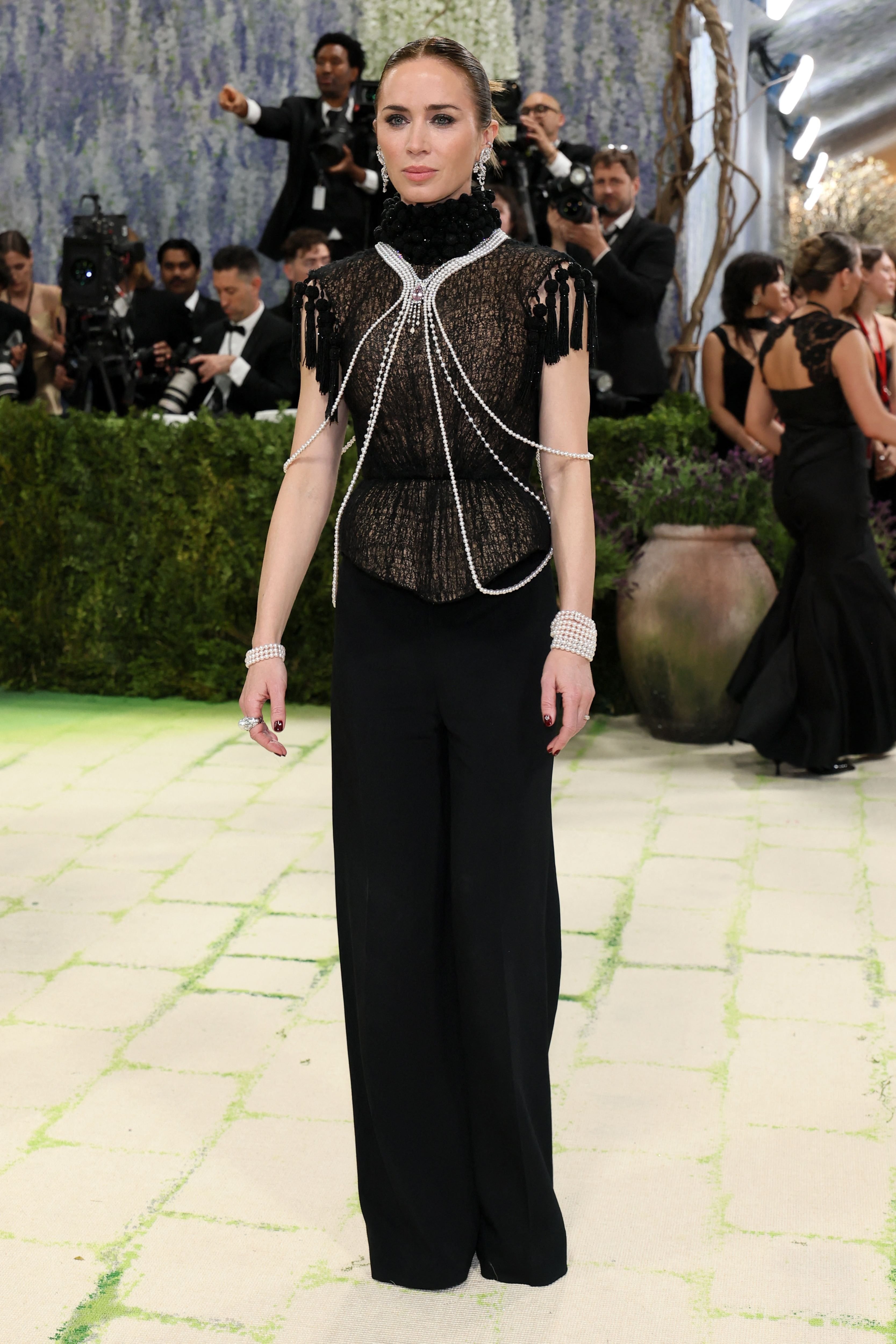 Emily Blunt fue de las pocas que optó por un pantalón para esta noche de gala. La actriz sumó elegancia con una blusa con borlas en sus hombros y una cadena de joyas superpuesta