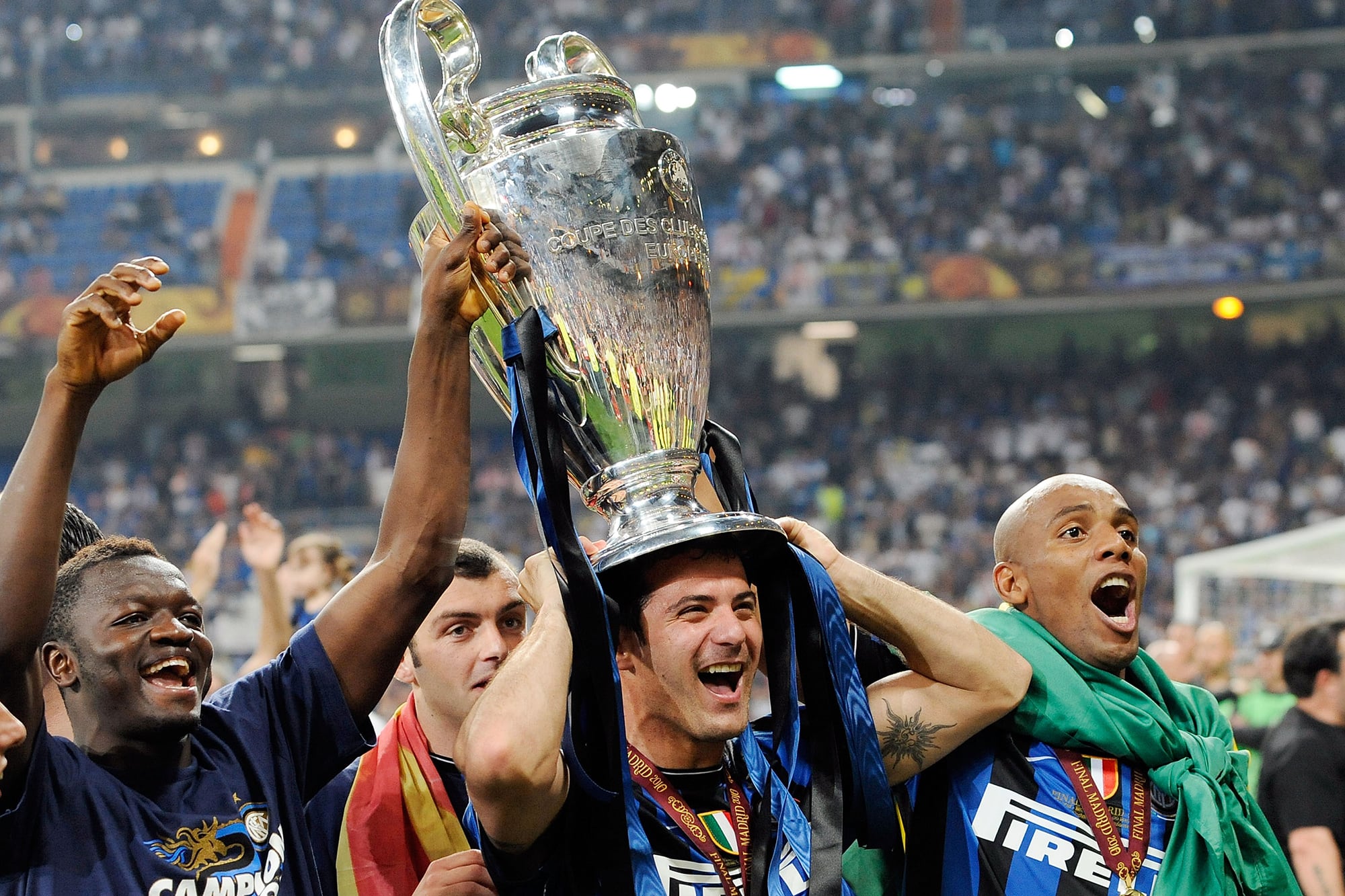 Dejan Stanković levanta la Champions League con Inter de Milan, luego de ganarle a Bayern Munich en el Santiago Bernabéu