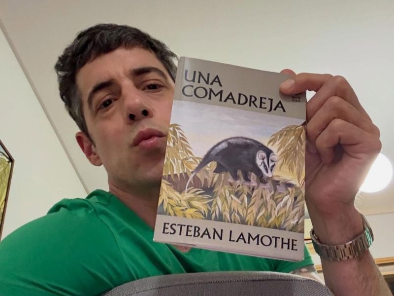 Esteban Lamothe mostró su nueva faceta como poeta con la publicación de su primer libro
