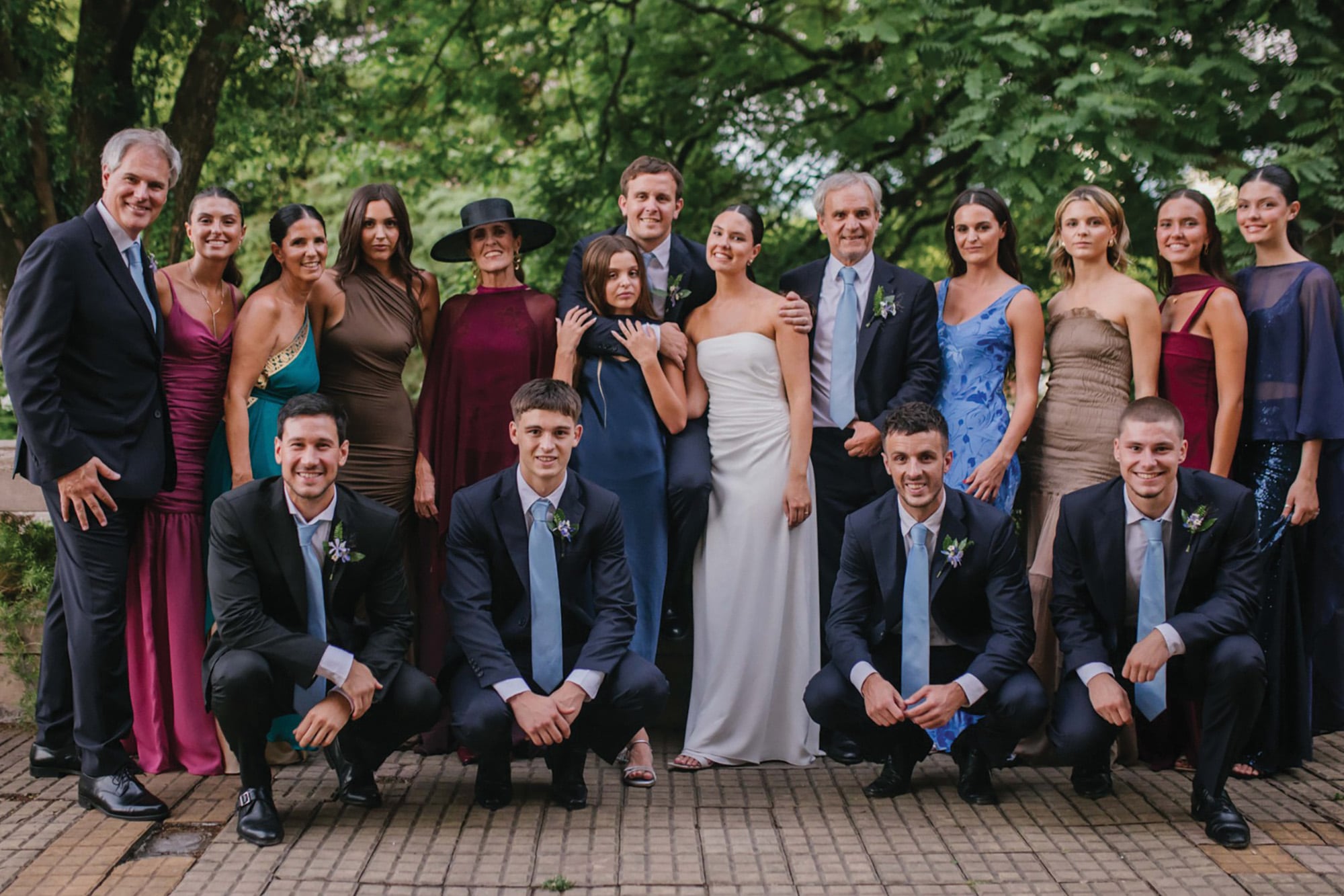 Los novios posan con sus respectivas familias. Parados y de izquierda a derecha: Alejandro Figueiras, Milagros Figueiras, “Nachi” Bredeston, Lulu Bosch, Luisa Mackinnon, Manuela Bosch, Ignacio Bosch hijo (el novio), Solana Figueiras (la novia), Ignacio Bosch, Josefina Bosch, Jacinta Bosch, Trinidad Figueiras y Carmela Figueiras