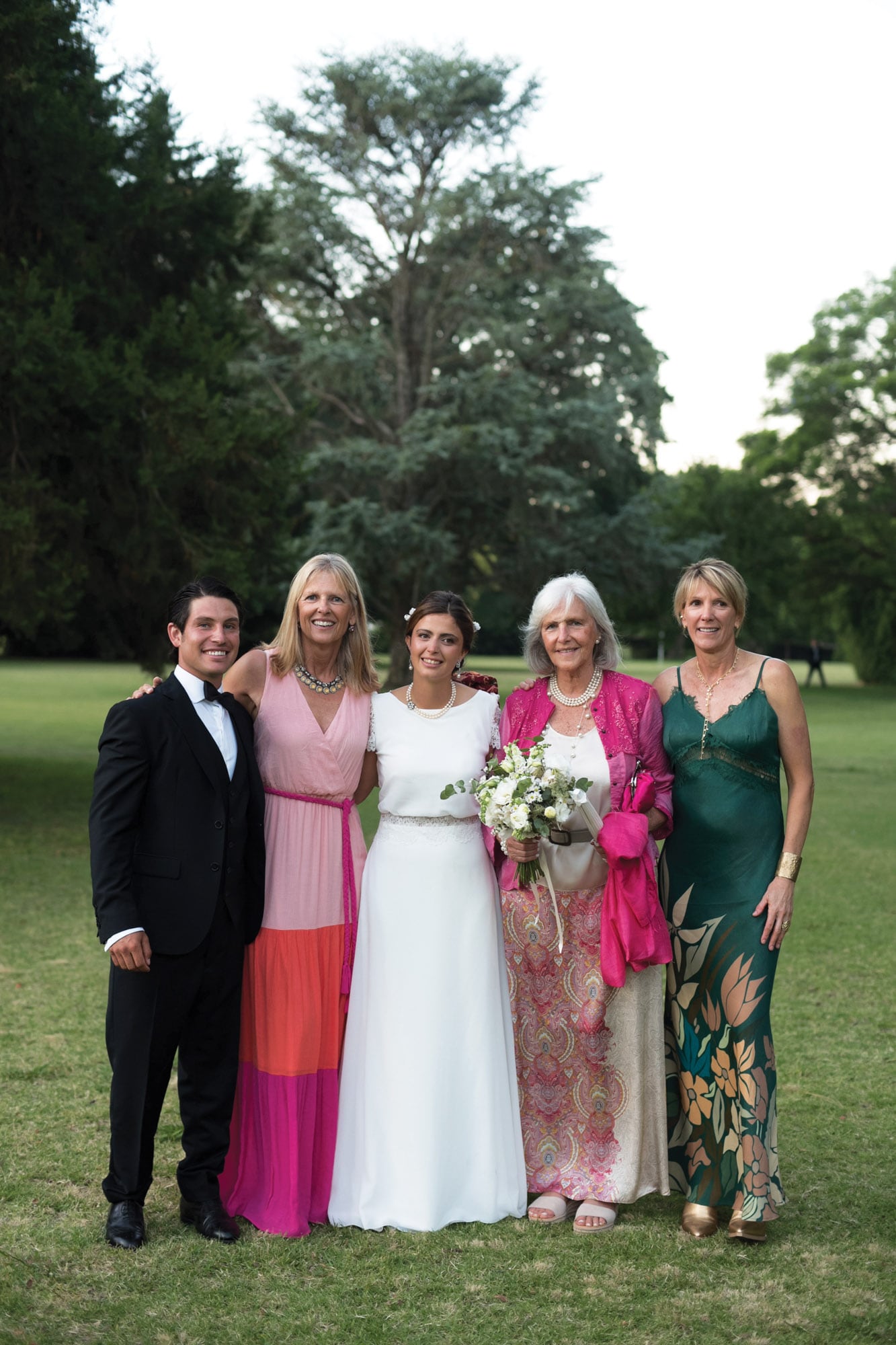 Los novios posan con Teresa Zuberbühler, su madre, Teresa Blaquier, y
Marianne Kostner de Braun.