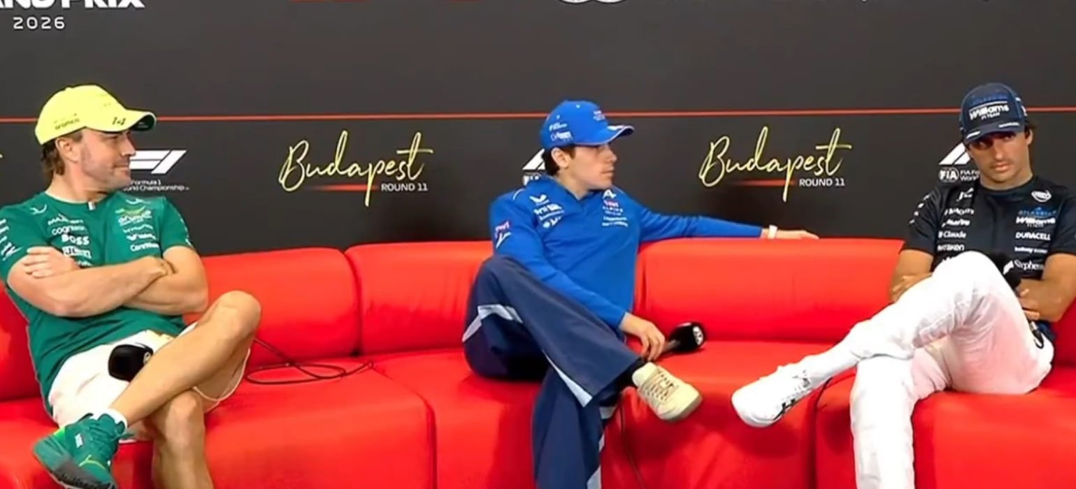 Fernando Alonso, Franco Colapinto y Carlos Sainz, en la rueda de medios en el circuito de Hungaroring: los dos pilotos españoles fueron empujados por la prensa como candidatos a ocupar el asiento del argentino en 2027
