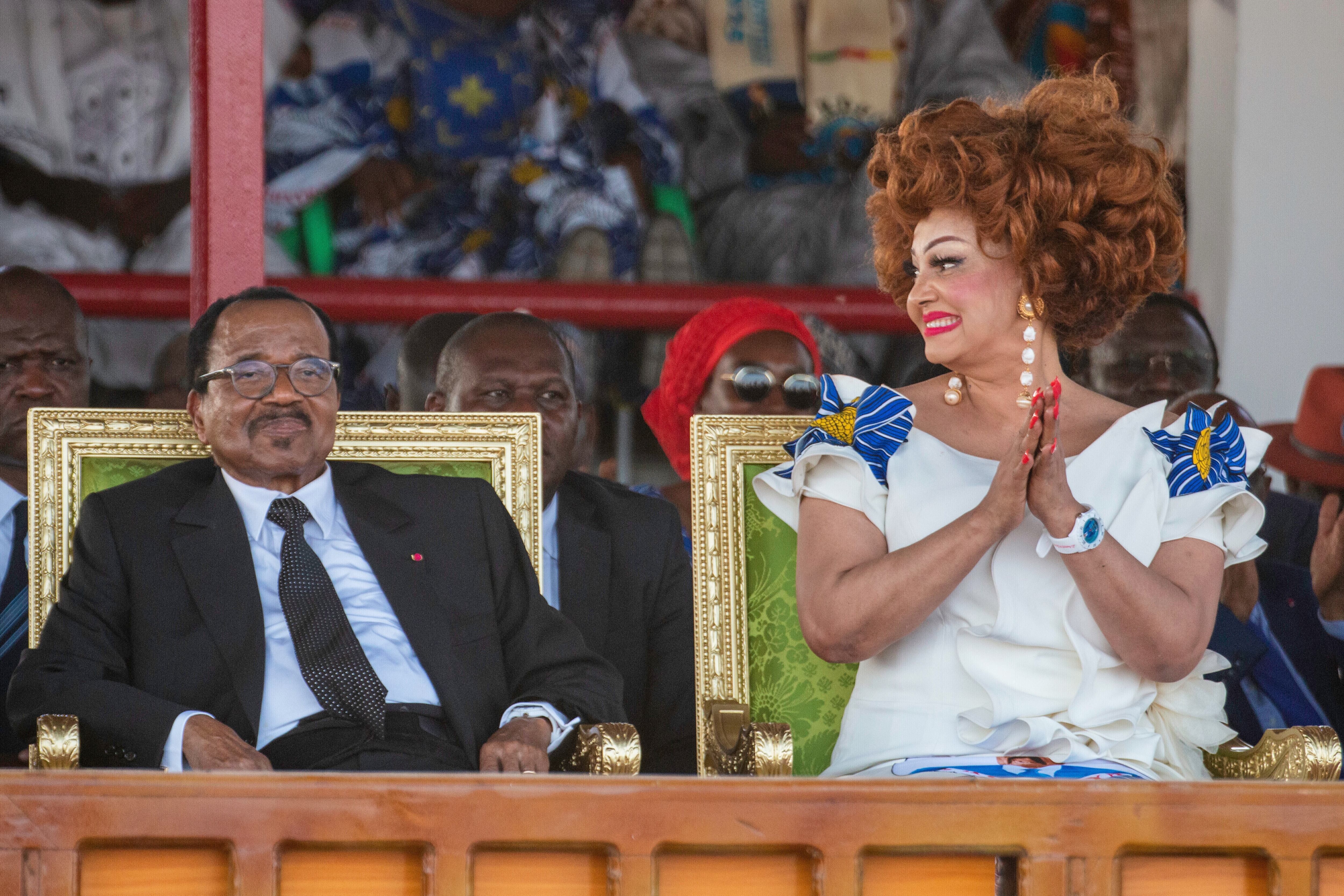 El presidente de Camerún, Paul Biya, y la primera dama, Chantal Biya, asisten a un mitin en el estadio Lamido Yaya Dairou