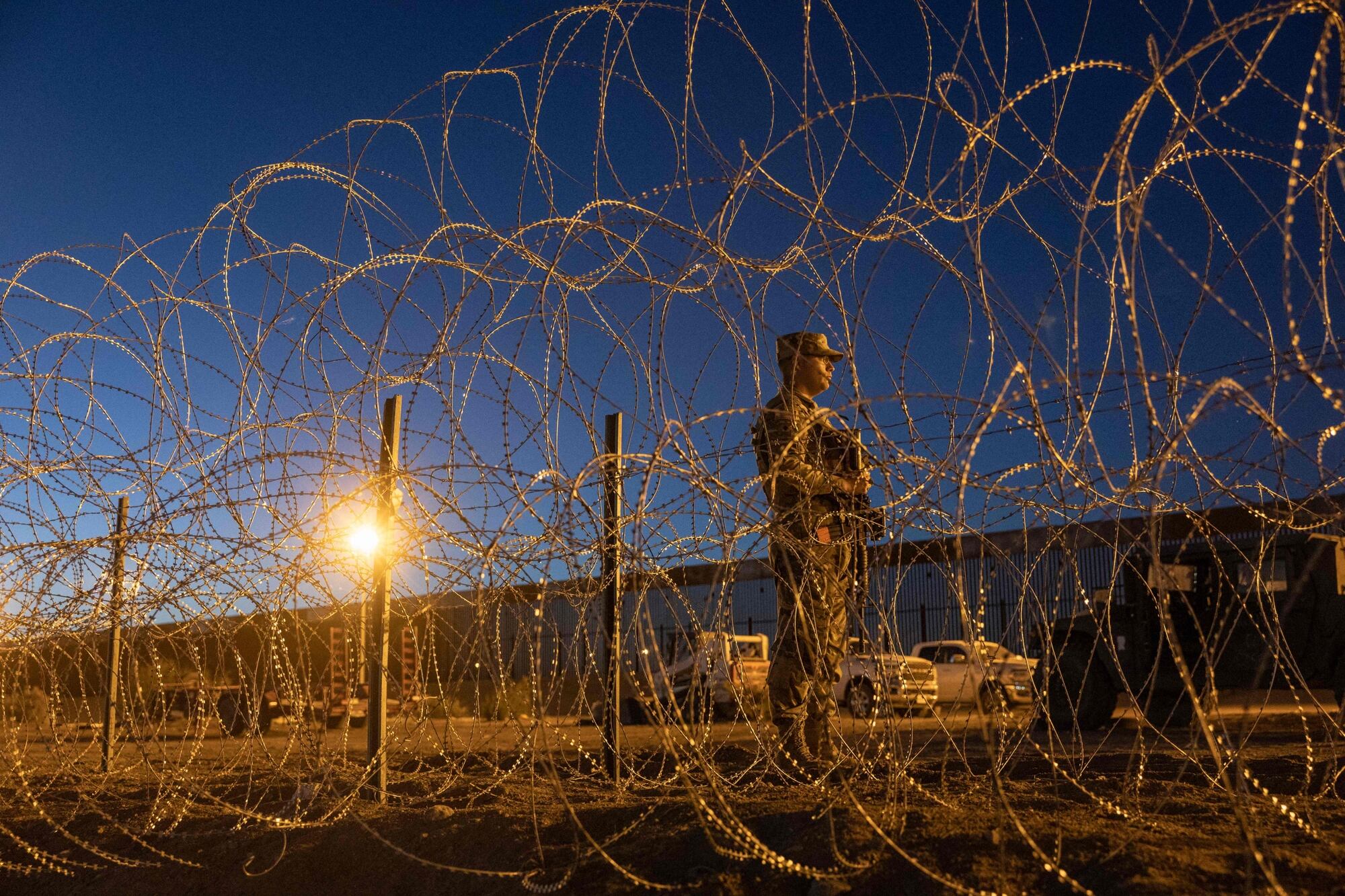 Archivo.- Un soldado de la Guardia Nacional de Texas permanece en vigilia en un campamento improvisado de migrantes cerca de la valla fronteriza entre Estados Unidos y México el 11 de mayo de 2023 en El Paso, Texas