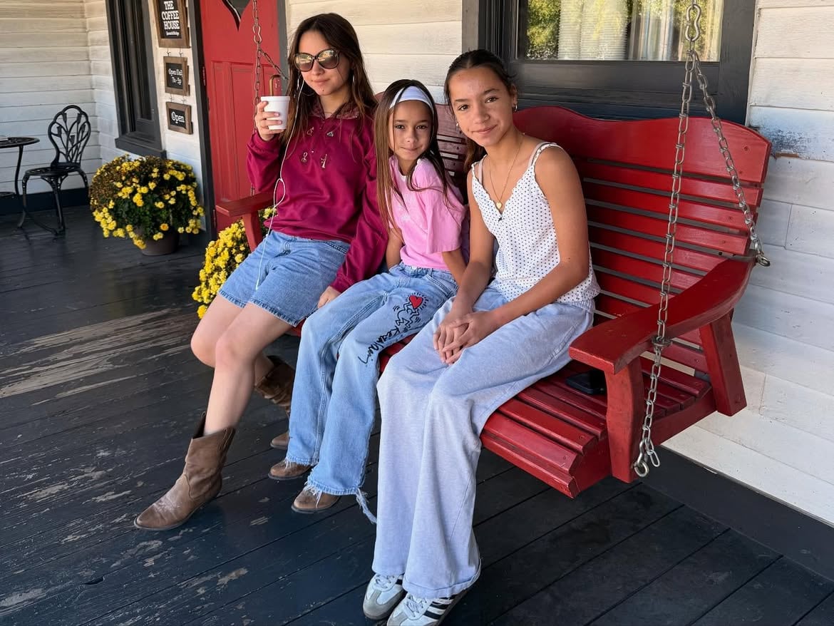 Fiona junto a sus hermanas