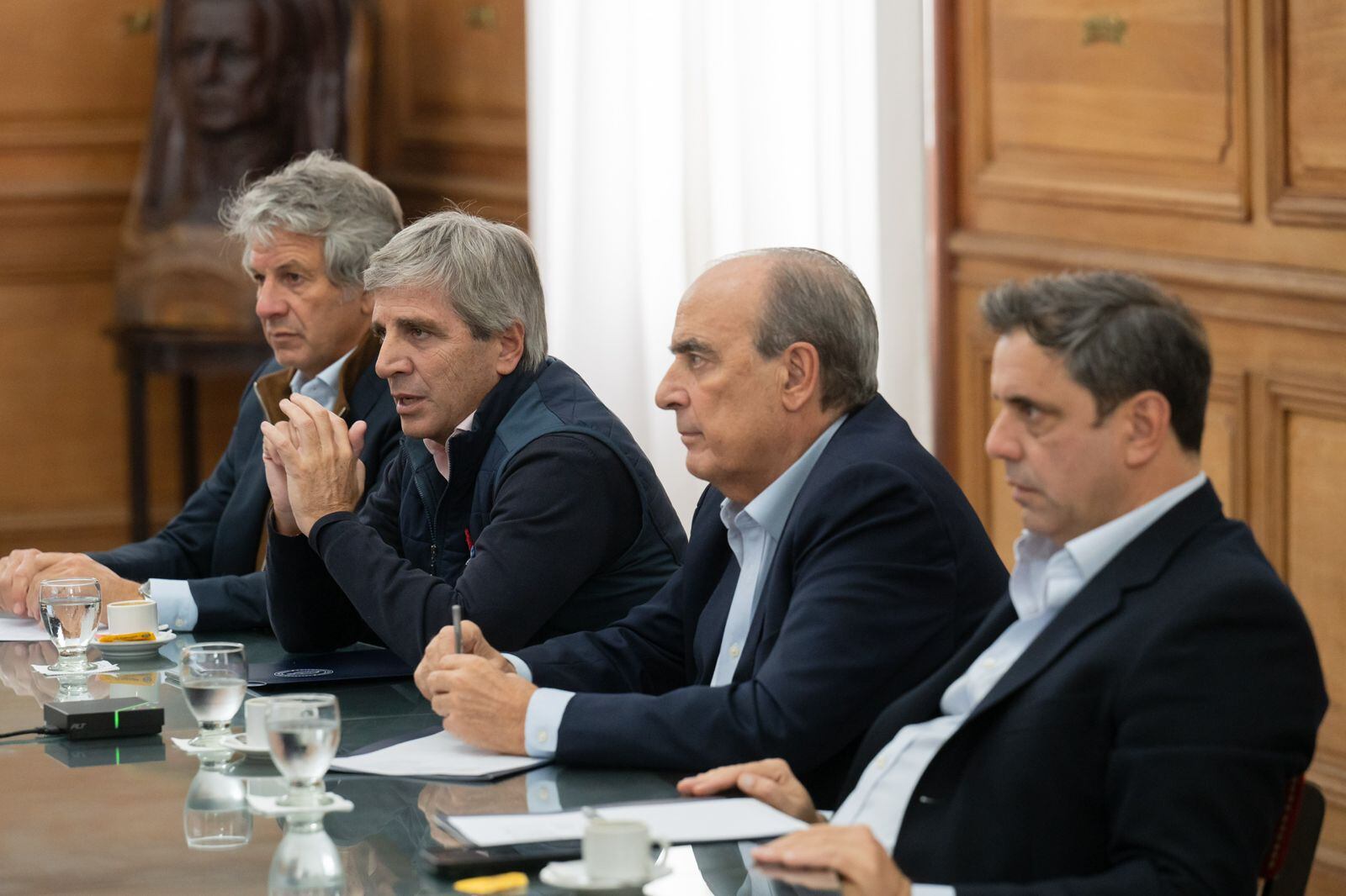 De izquierda a derecha: el titular de ARCA, Juan Pazo; el ministro de Economía, Luis