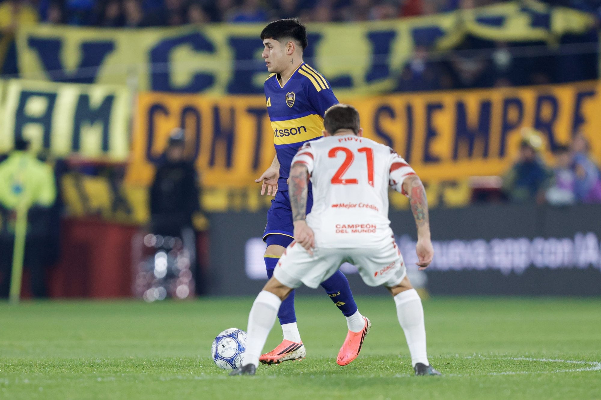 Tomás Aranda con la pelota, lo espera Lucas Piovi