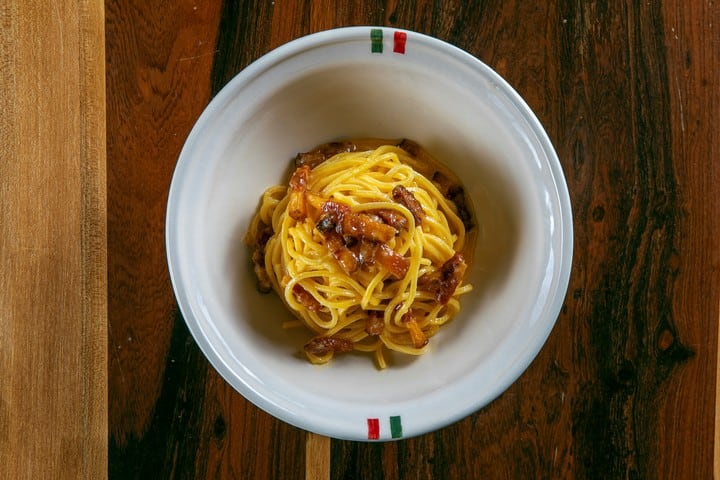 Spaghetti alla chitarra de la carbonara de Raggio Ostería