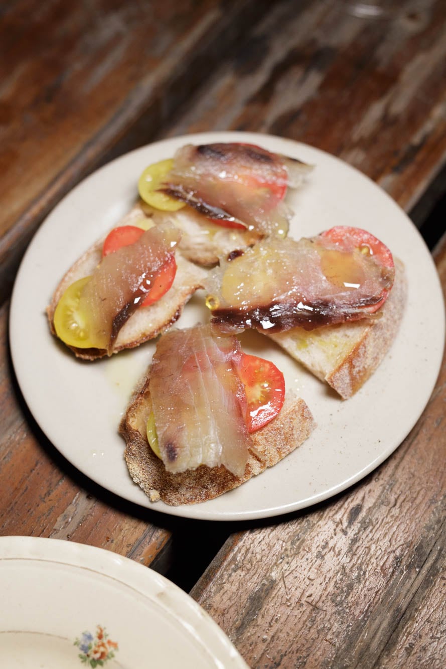 Anchovas derretidas e pão de massa fermentada
