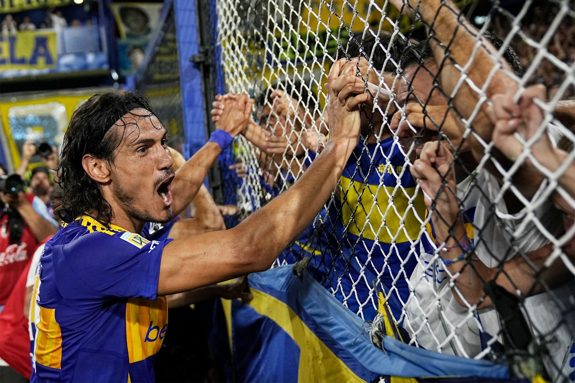 Cavani y el grito de gol en el alambrado de la Bombonera