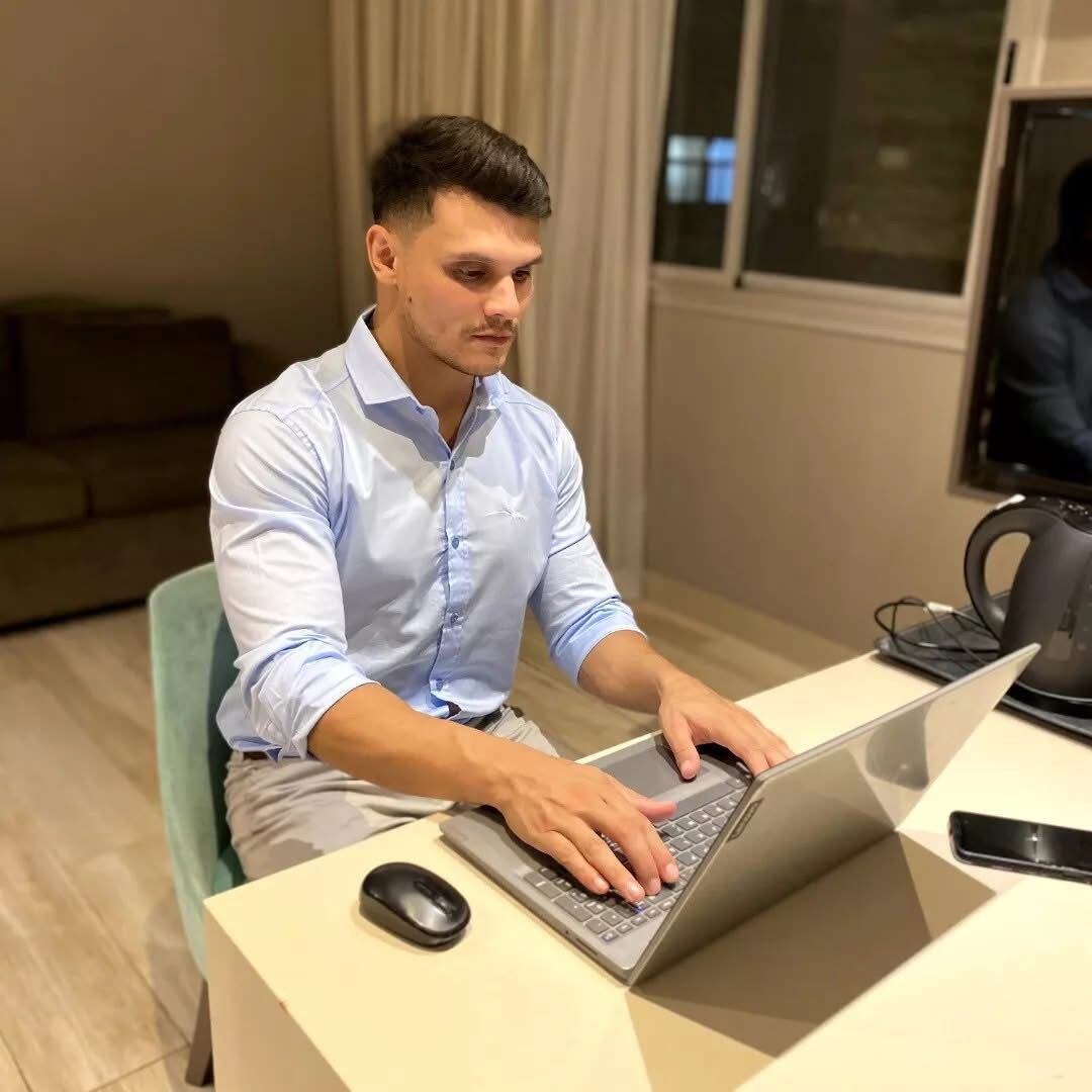 Leonel Ayala, dedicado a la educación, organizaba sus clases y soñaba con mejorar la enseñanza artística