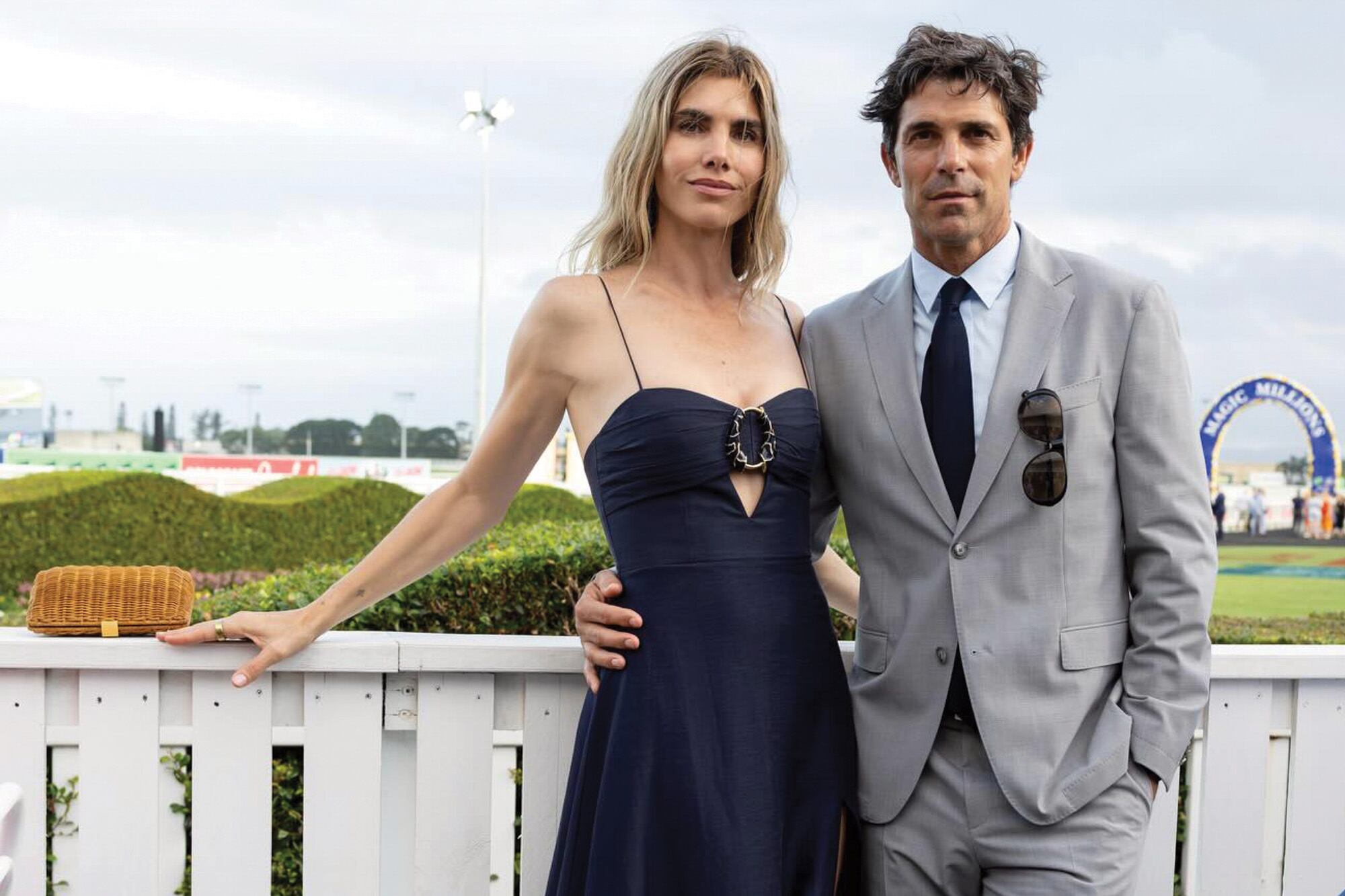 Nacho Figueras –de impecable traje gris con corbata negra– junto a Delfina, que lleva un vestido largo de finos breteles y hebilla y cutout en el escote