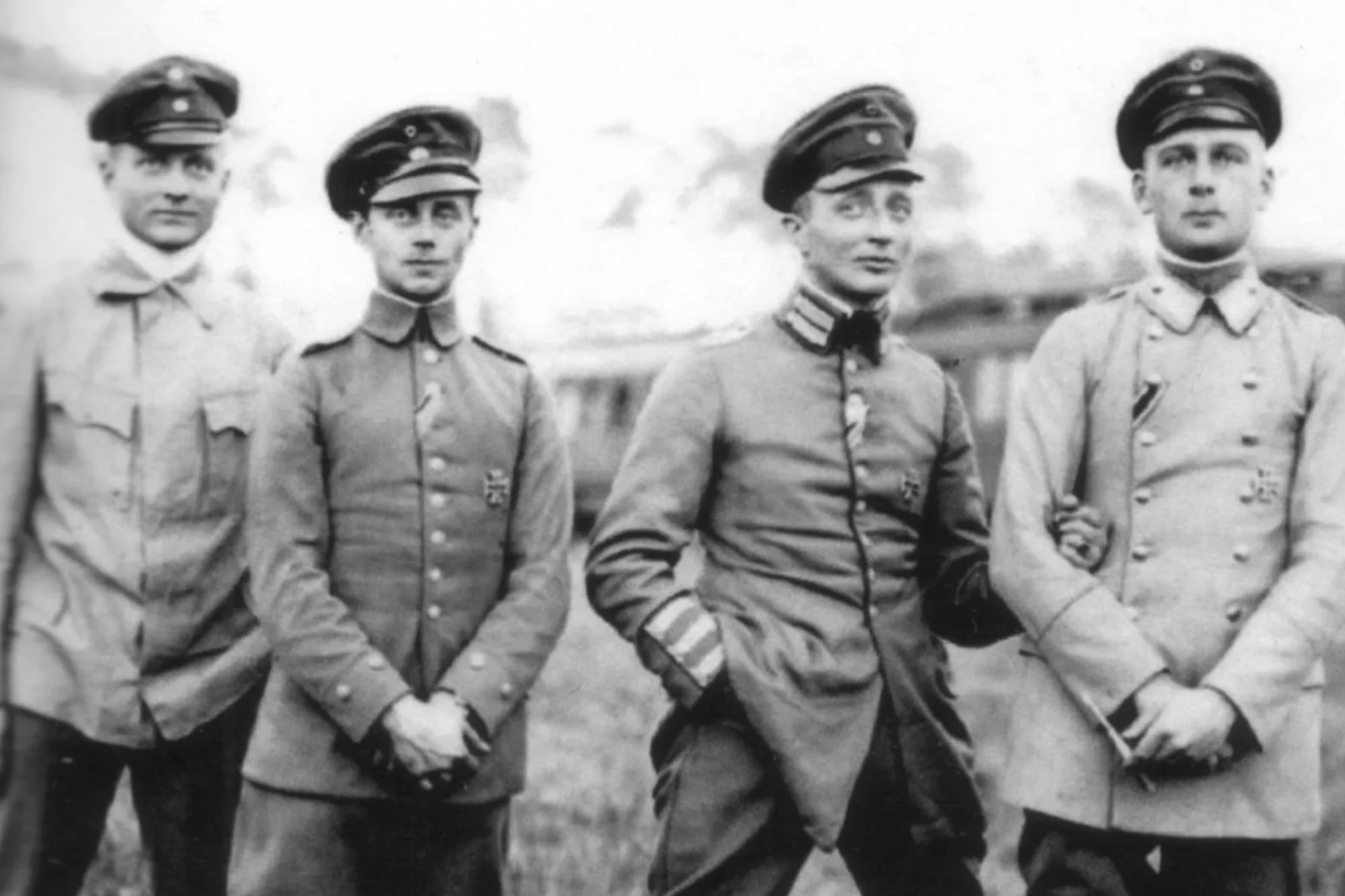 El Barón Rojo (izquieda) y su grupo de pilotos