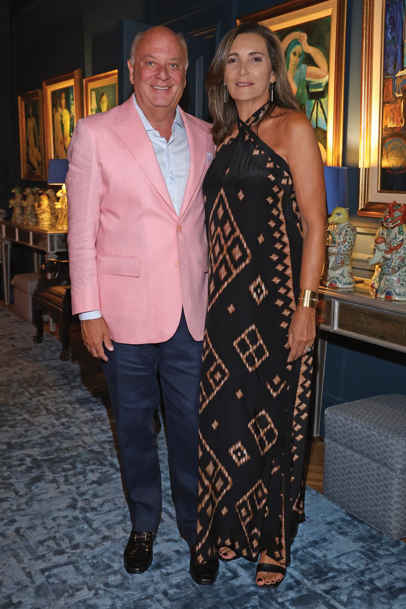 Martín Cabrales y Dora Sánchez, infaltables en los cumpleaños de Javier. El empresario cafetero dio el toque fashion con un saco rosa; ella llevó un modelo de verano con escote halter