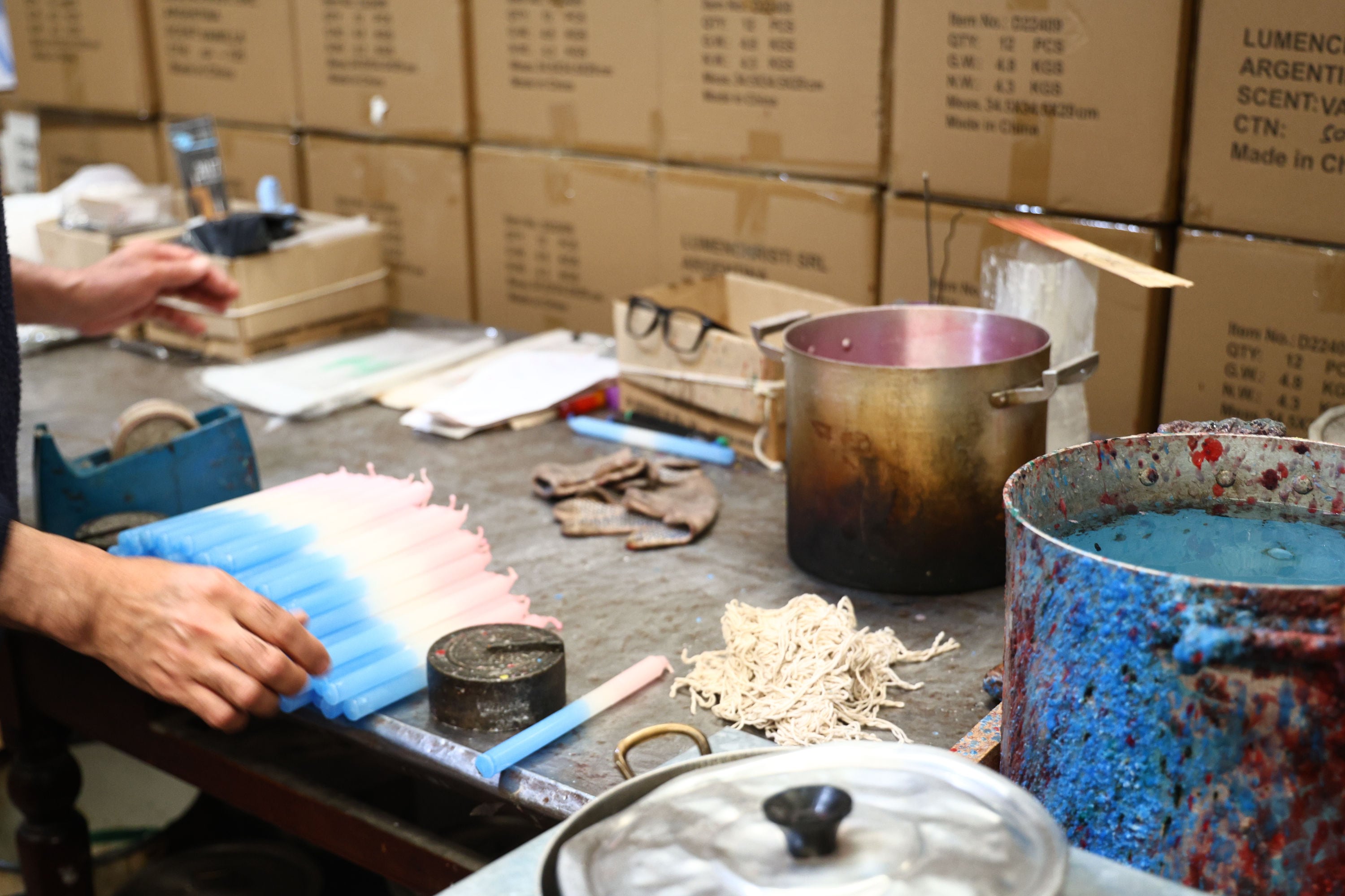El trabajo artesanal completa distintas etapas de la producción, con baños de cera coloreada que permiten obtener las tonalidades asociadas a cada advocación