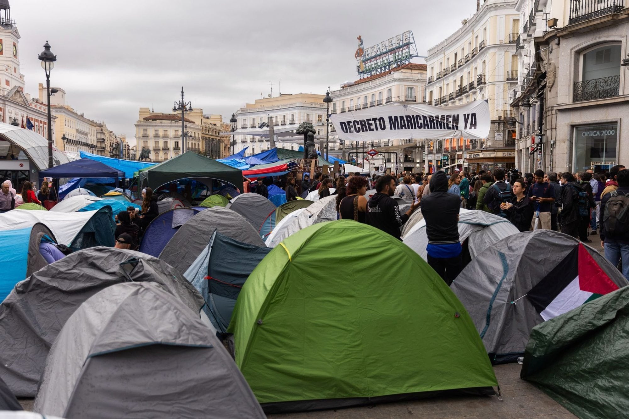 Inquilinos y activistas por el derecho a la vivienda se concentran en un acampe frente al Congreso, en Madrid