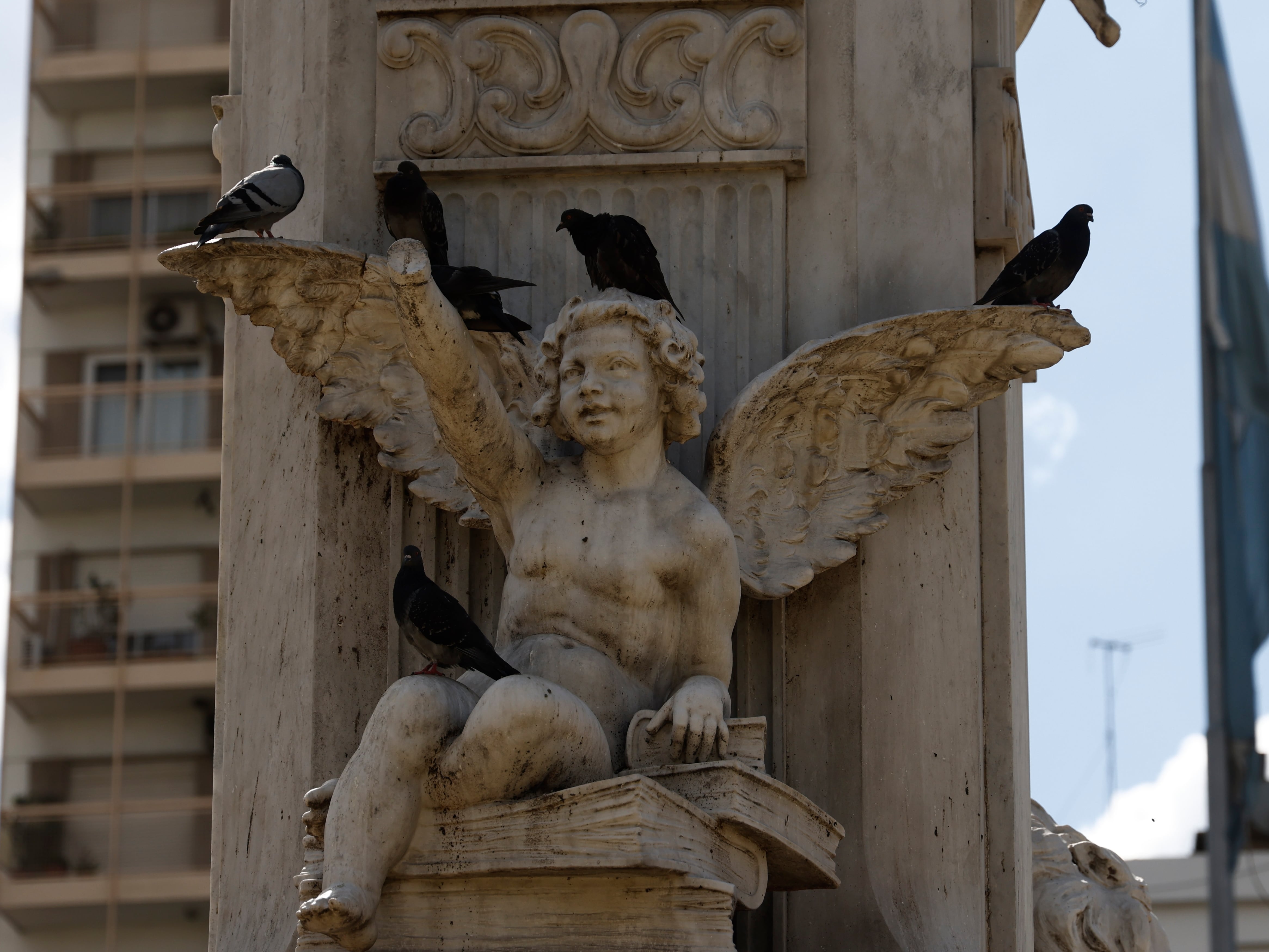 El genio alado del Monumento a Nicolás Avellaneda está manco desde los festejos del Mundial de Qatar