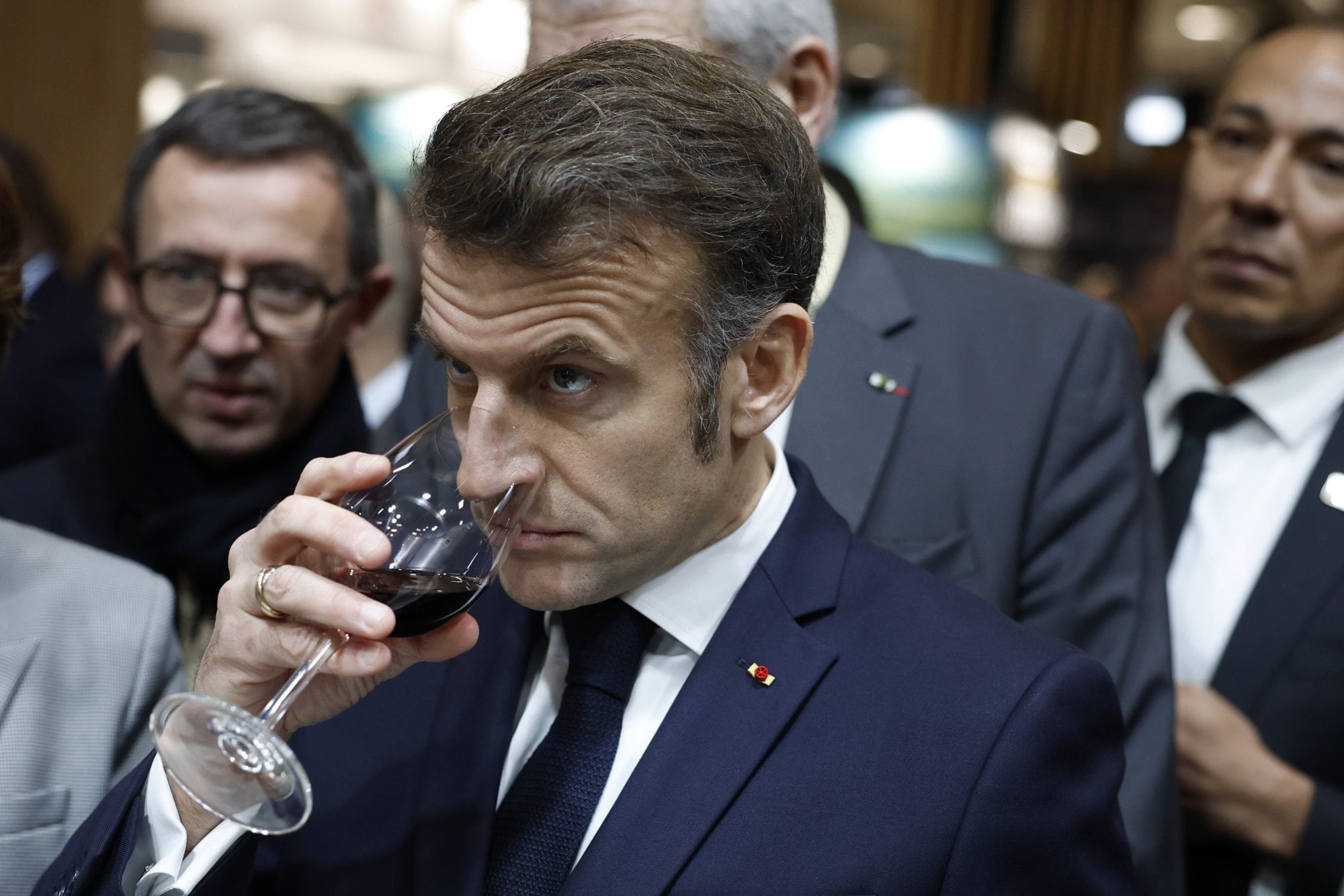 Emmanuel Macron en una desgustación de vinos, en Francia
