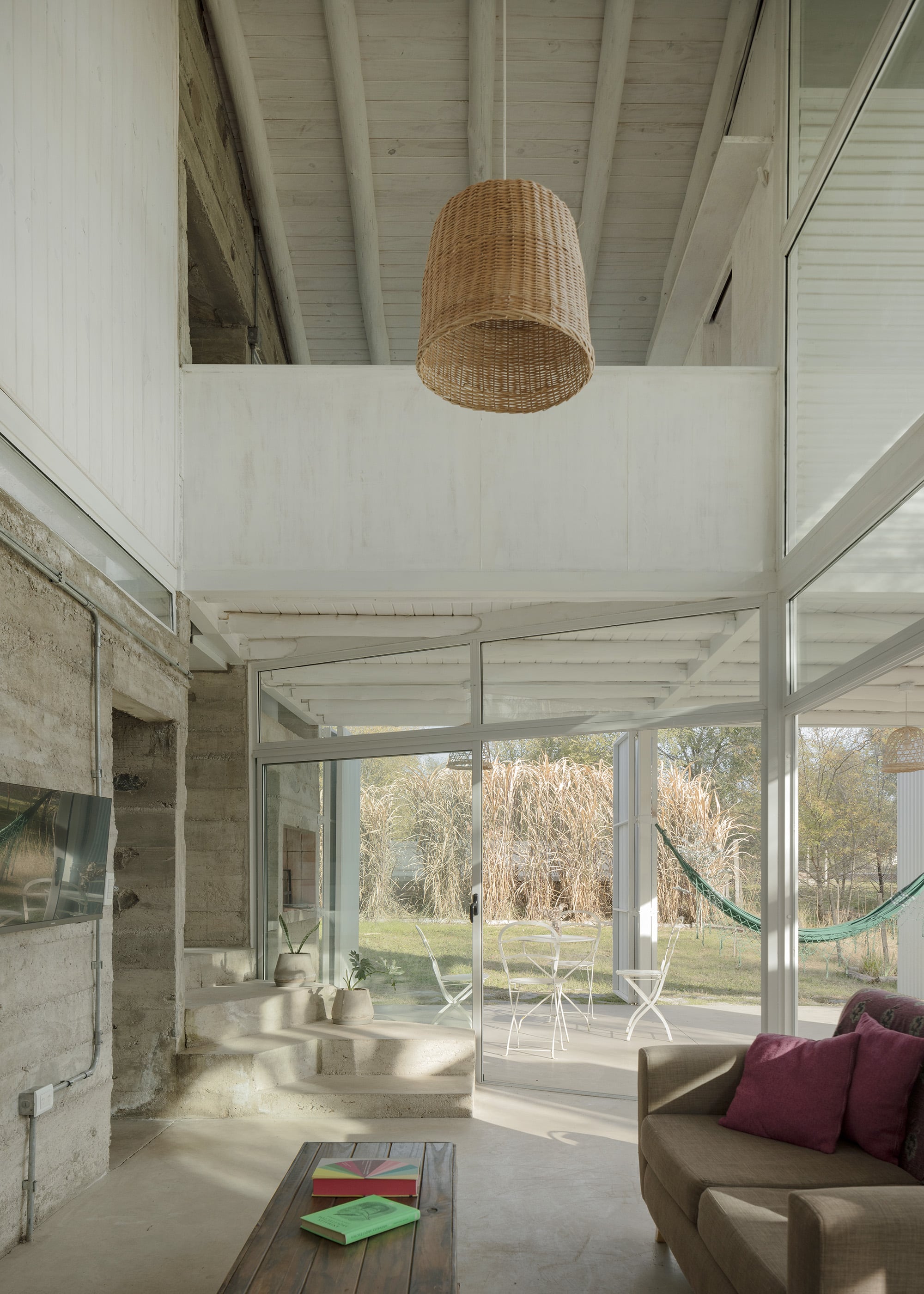 En los ambientes principales se colocaron lámparas colgantes de mimbre. Una parte de la instalación eléctrica se hizo por dentro del hormigón; la otra queda exhibida con cañerías rígidas galvanizadas.