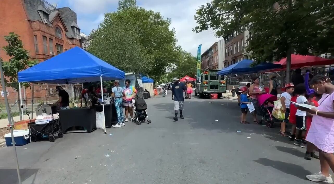 Las calles se cierran al tránsito para que los vecinos puedan montar sus carpas y comenzar con las parrilladas características de las