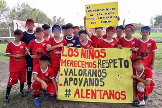 Le gritaron "nena" a un compañero y el equipo fue a jugar al fútbol con vincha