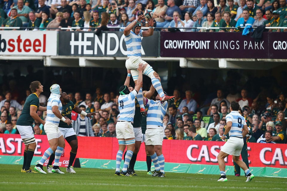 Tomás Lavanin gana un line-out; Kings Park, con capacidad para 52.000 espectadores, tribunas empinadas y un público pasional, tiene reminiscencias de la Bombonera.