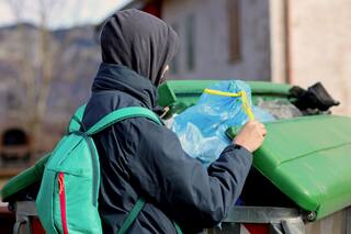El 58% de los argentinos cree que la mayoría de los jóvenes pobres se drogan