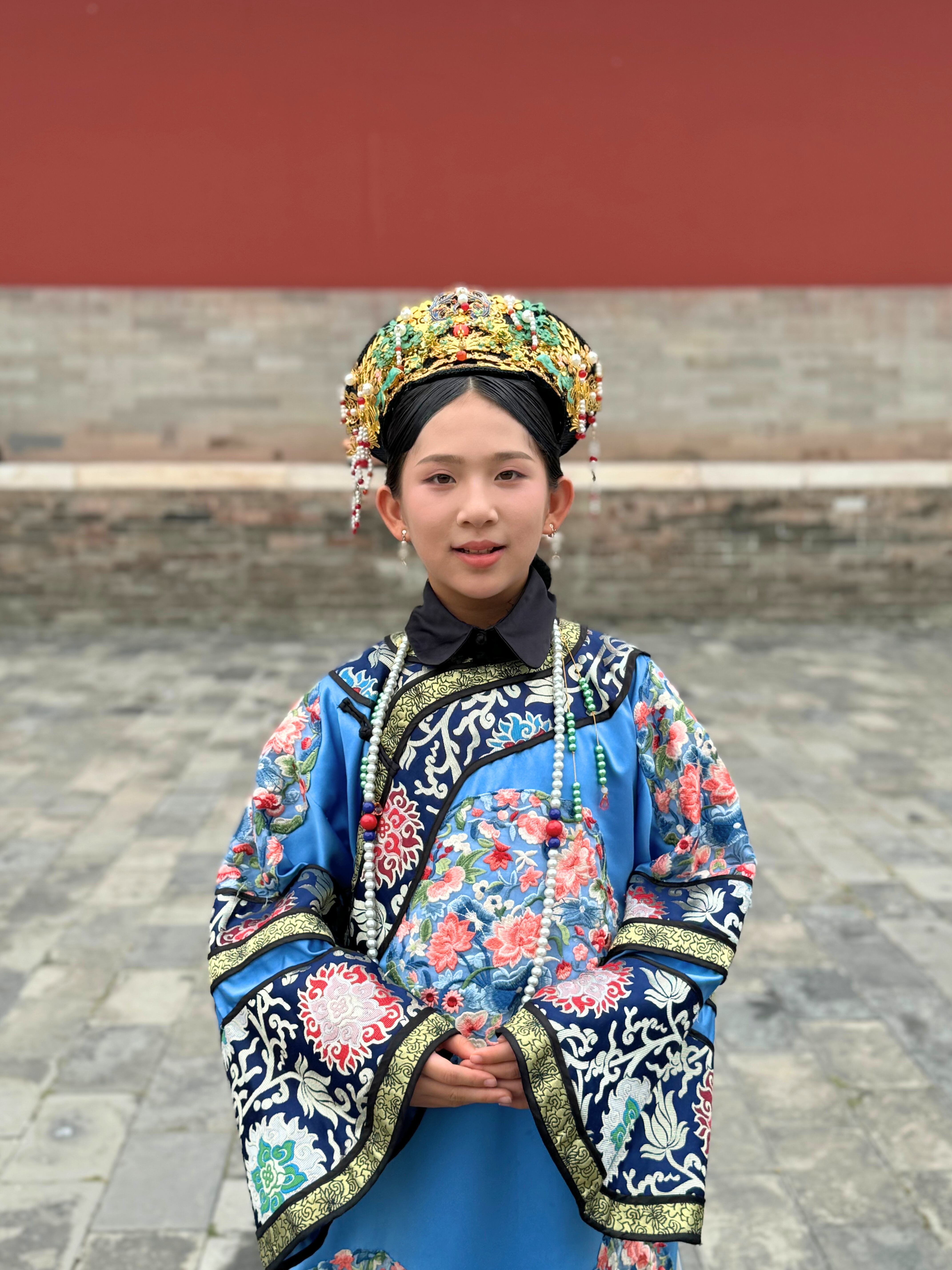 Mujer con prendas típicas en el Palacio de verano