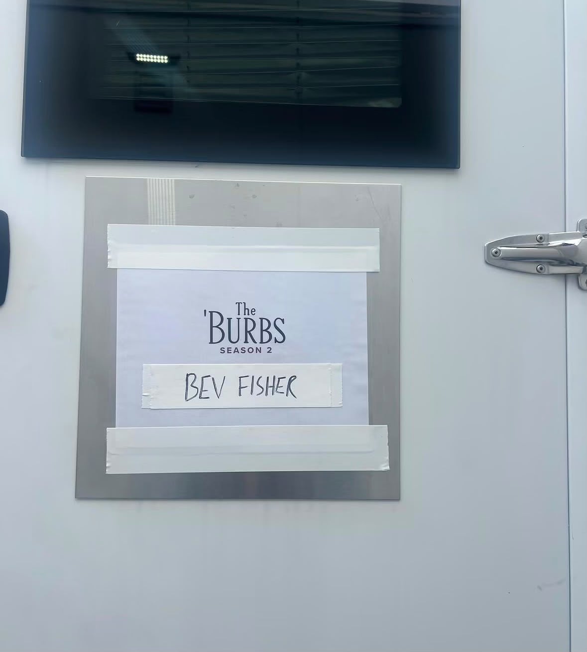 Bev Fisher es el nombre del personaje que Elizabeth Hurley interpreta en la serie The Burbs