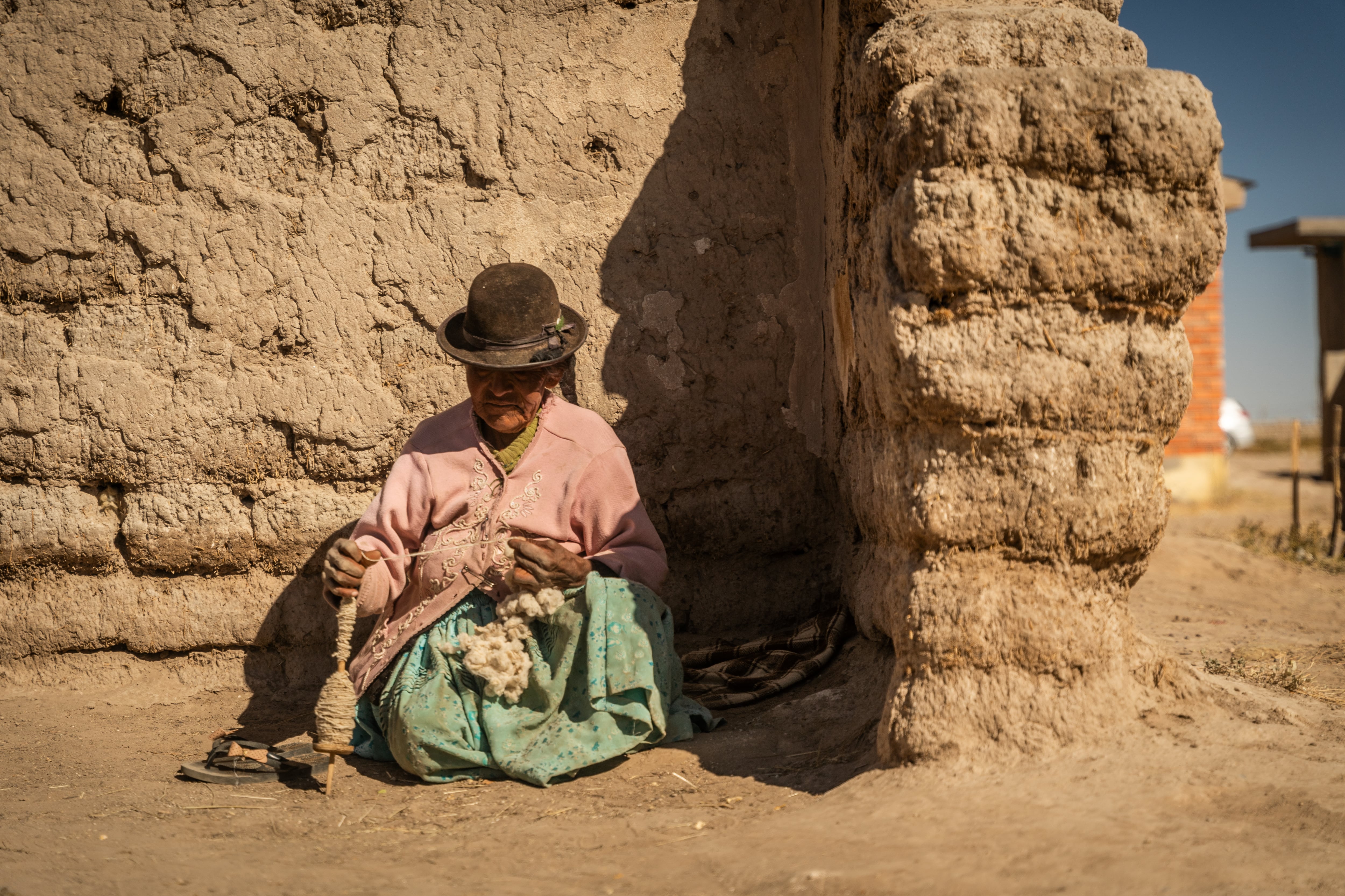 Las mujeres se organizaron para producir y vender artesanías en pueblos y ciudades más pobladas; se convirtieron en un sostén para las familias uru del lago
